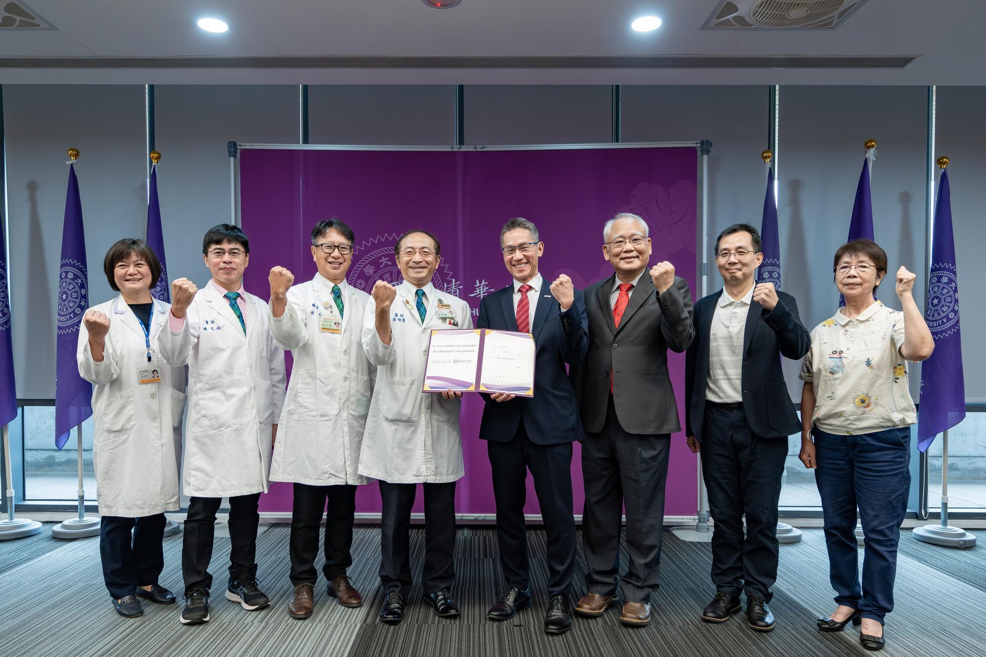 At the signing ceremony (right to left): Fong-In Chou（周鳳英）, R.J. Sheu（許榮鈞）, NTHU senior vice president Nyan-Hwa Tai（戴念華）, W. John Kao（高為元）, Shun-Long Weng（翁順隆）, Dr. Shin-Che Chiu（邱世哲）, Dr. Wen-Ke Chen（陳文科）, and Shi-Mei Xu（徐世美） of the Nursing Department at MacKay.    