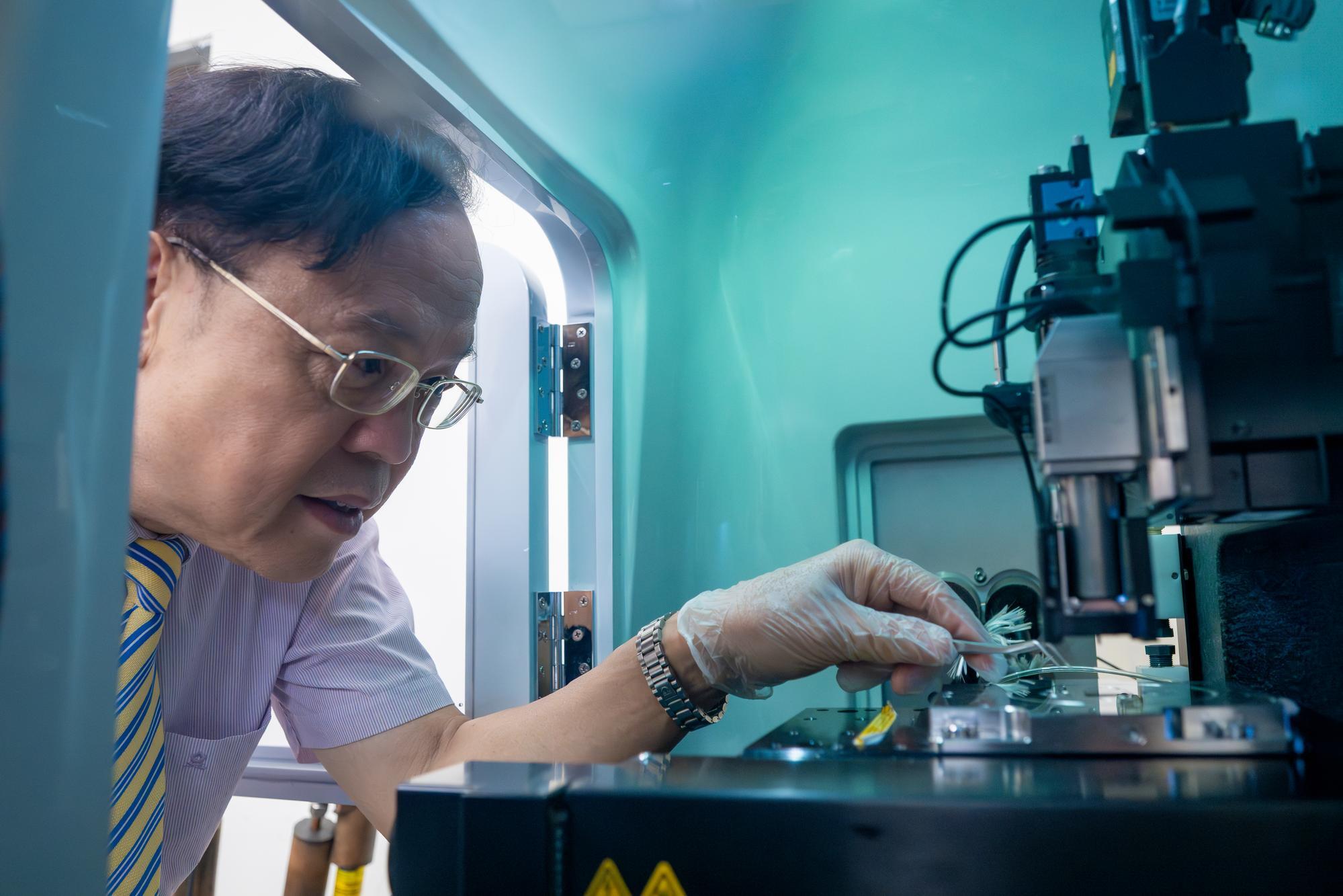 Jien-Wei Yeh (葉均蔚) placing a high-entropy alloy inside a nanoindenter to test the hardness of the high-entropy film.