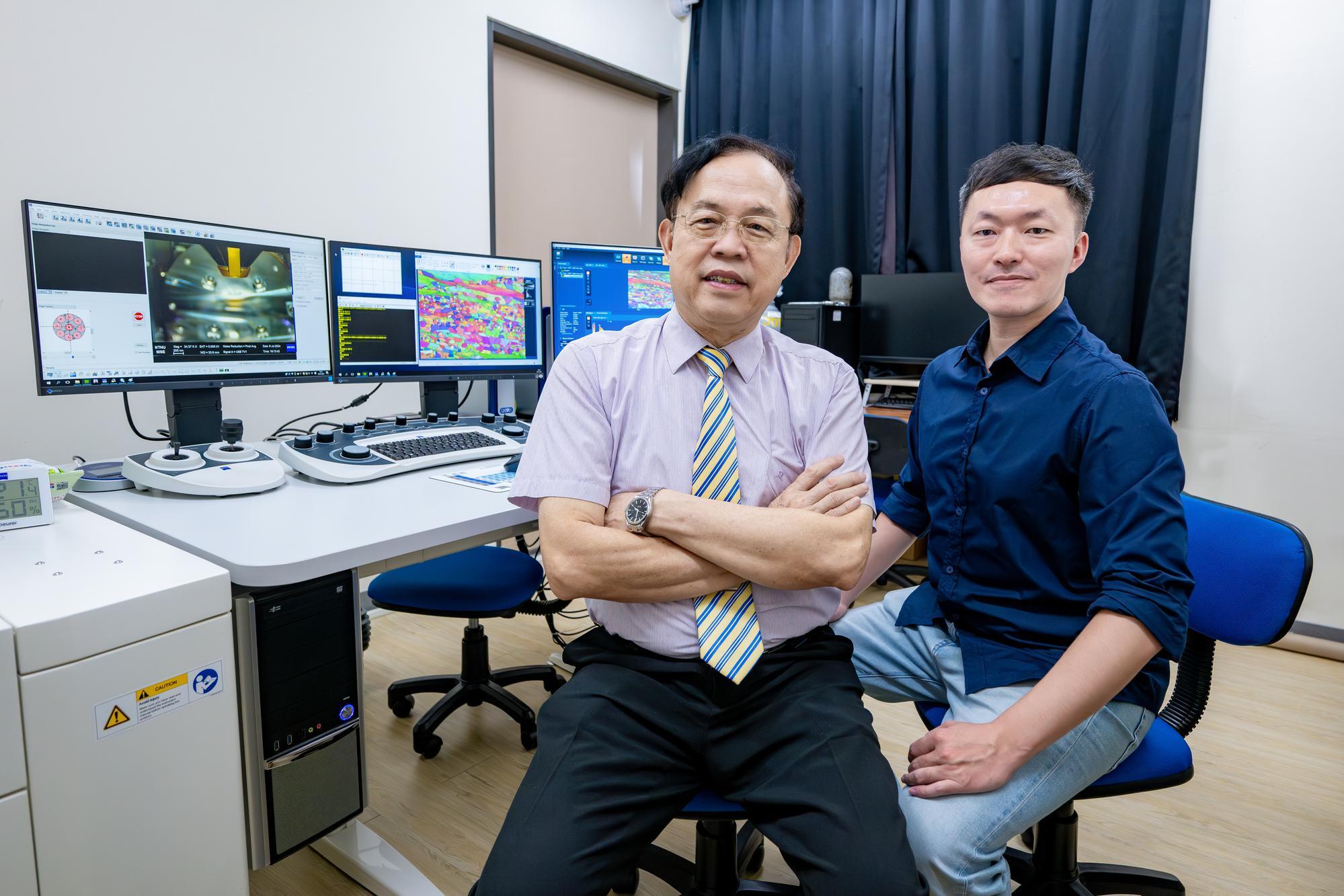 Jien-Wei Yeh (葉均蔚) (left) and Wei-Lin Hsu (許瑋麟) have conducted experiments demonstrating the lattice-distortion effect of high-entropy alloys.