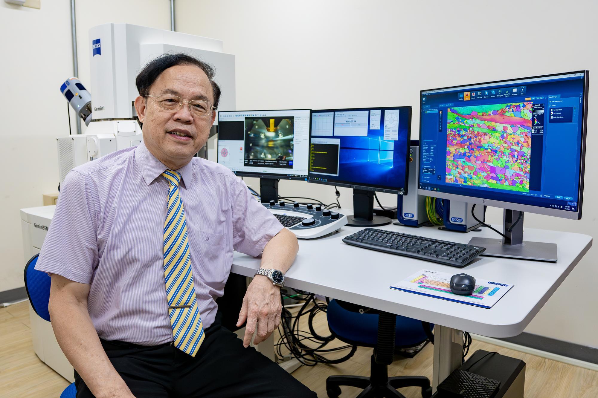 Jien-Wei Yeh (葉均蔚) using a scanning electron microscope to observe how the lattice-distortion effect of a high-entropy alloy affects grain size and distribution.