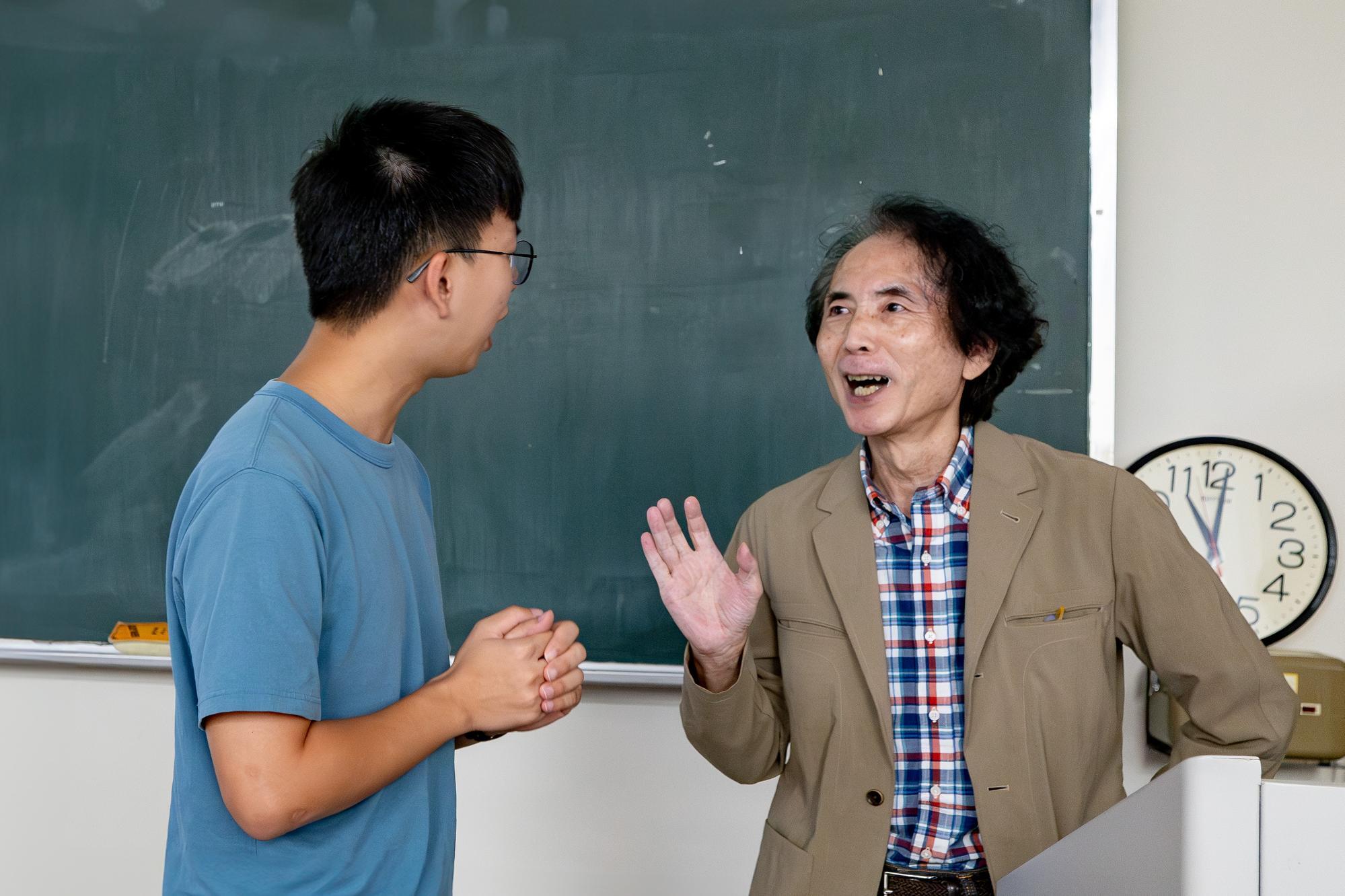 Ogasawara (right) interacting with one of his students.
