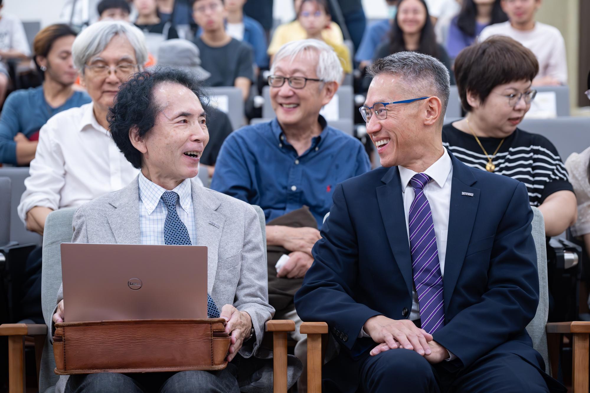 Ogasawara (left) and Kao chatting during the ceremony.
