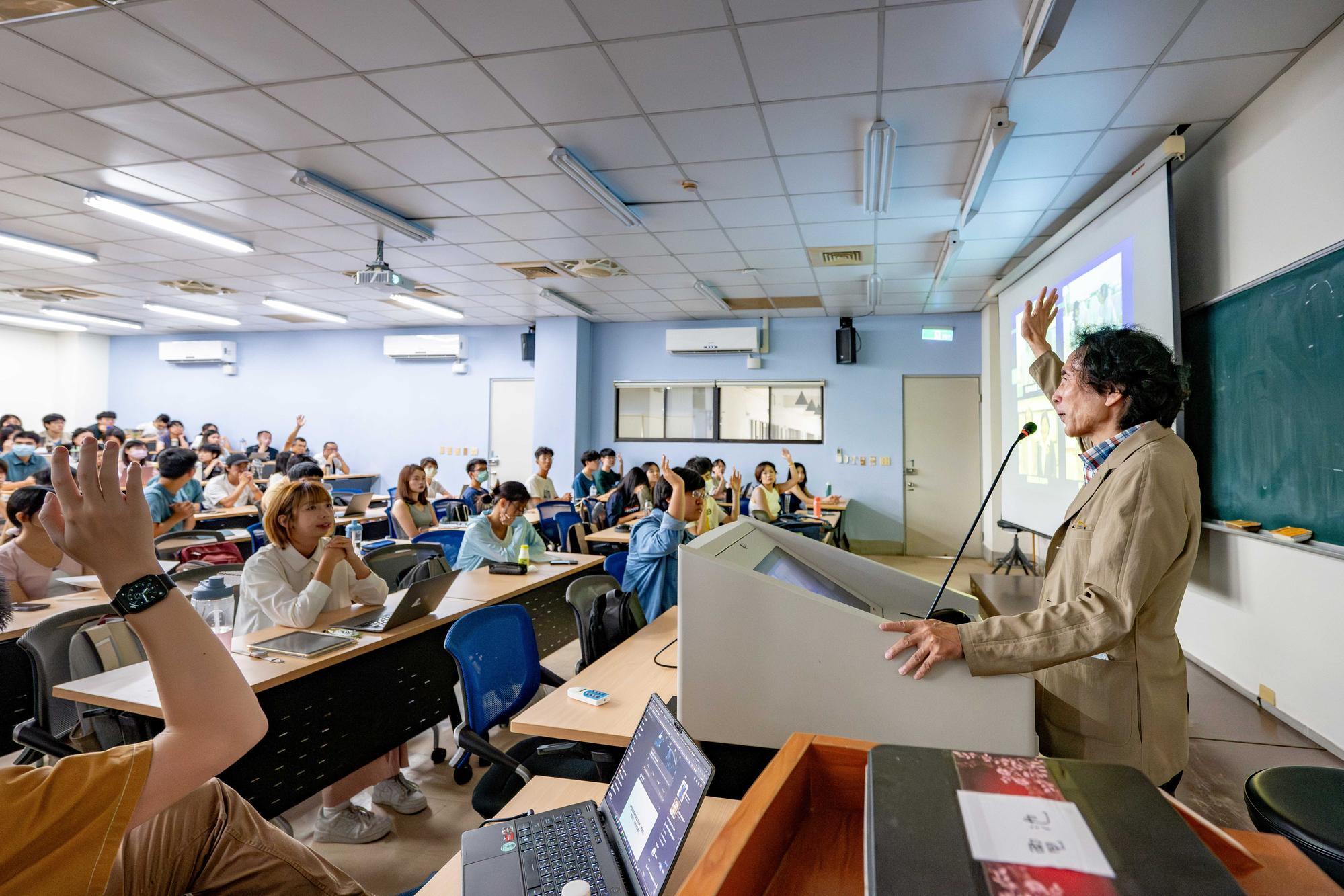 Ogasawara teaching his course on Taiwanese politics at NTHU.