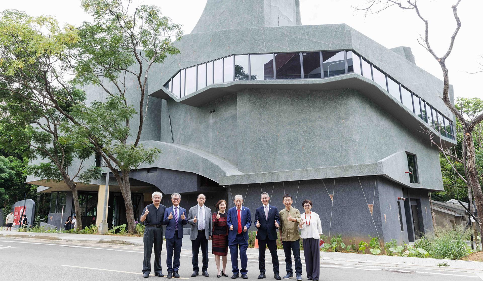 In front of the Jie Ying Hall (left to right): Yang (楊儒賓), NTHU senior vice president Chen-Fu Chien (簡禎富), former NTHU president Wen-Tsuen Chen (陳文村), Chen Han (陳韓), Tseng (曾繁城), Kao (高為元), Huang (黃聲遠), and Hsieh (謝小芩).