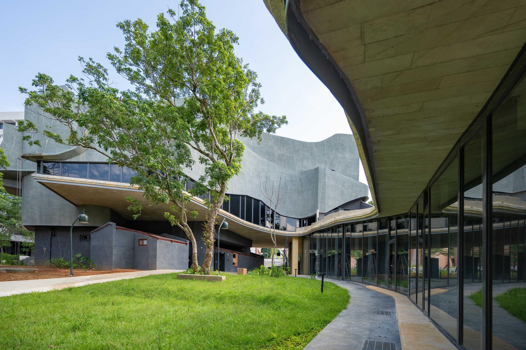 The Jie Ying Hall seamlessly blends into the natural surroundings and its intersecting spaces of various widths and heights lend a sense of natural flow.