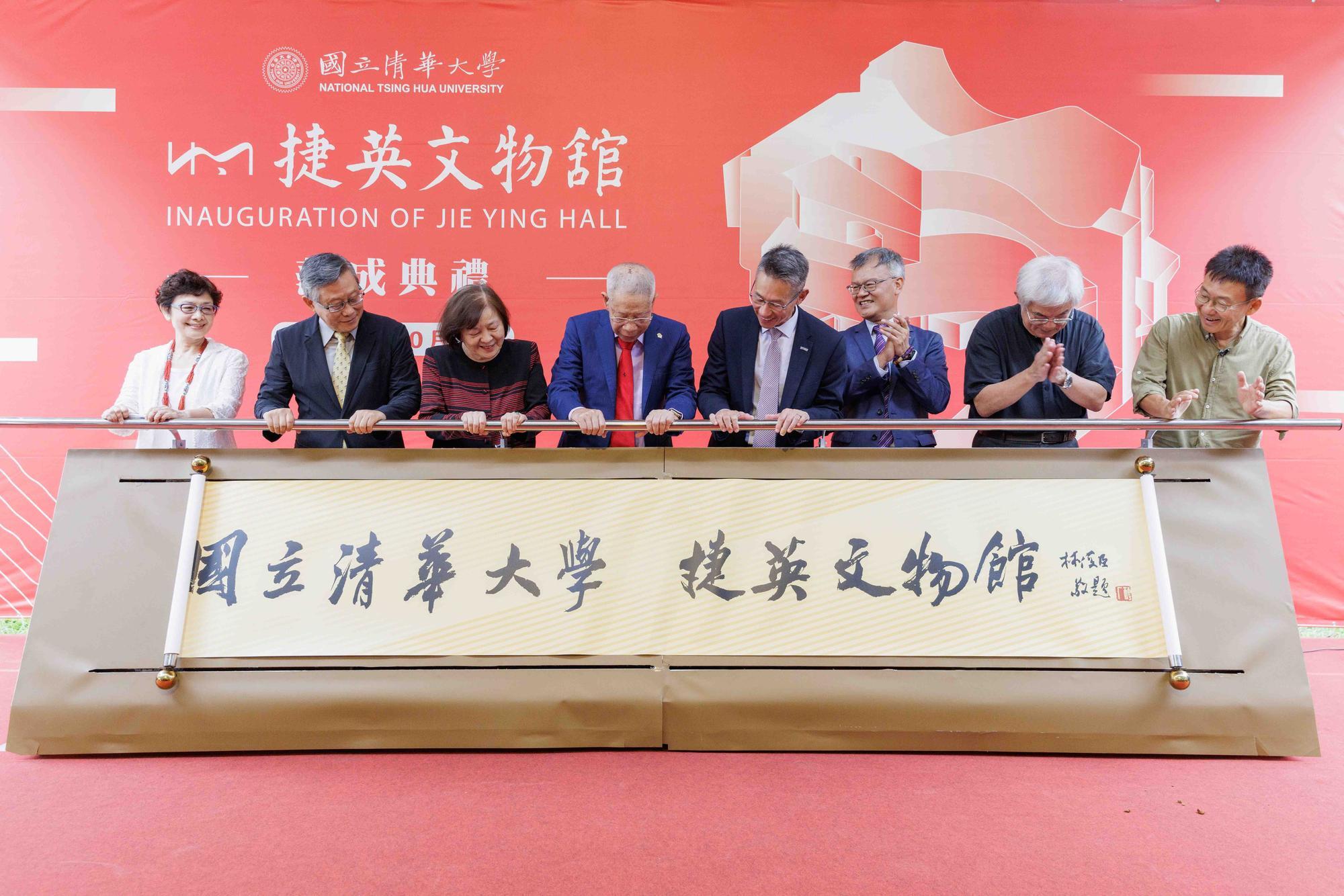 Inside the newly completed Jie Ying Hall (left to right): Hsieh (謝小芩), former NTHU president Hong Hocheng (賀陳弘), Chen Han (陳韓), Tseng (曾繁城), Kao (高為元), Chien (簡禎富), Yang (楊儒賓), and Huang (黃聲遠).