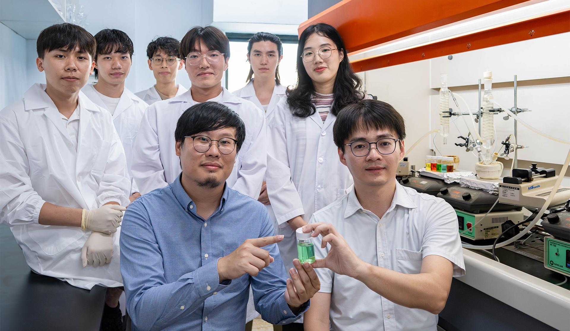 Tung-Han Yang (楊東翰) (front right) of the Department of Chemical Engineering at NTHU and Kun-Han Lin (林昆翰) (front left) of the Department of Chemical Engineering at NTHU have led a team in establishing the world's first database on high-entropy alloy nanocrystals.
