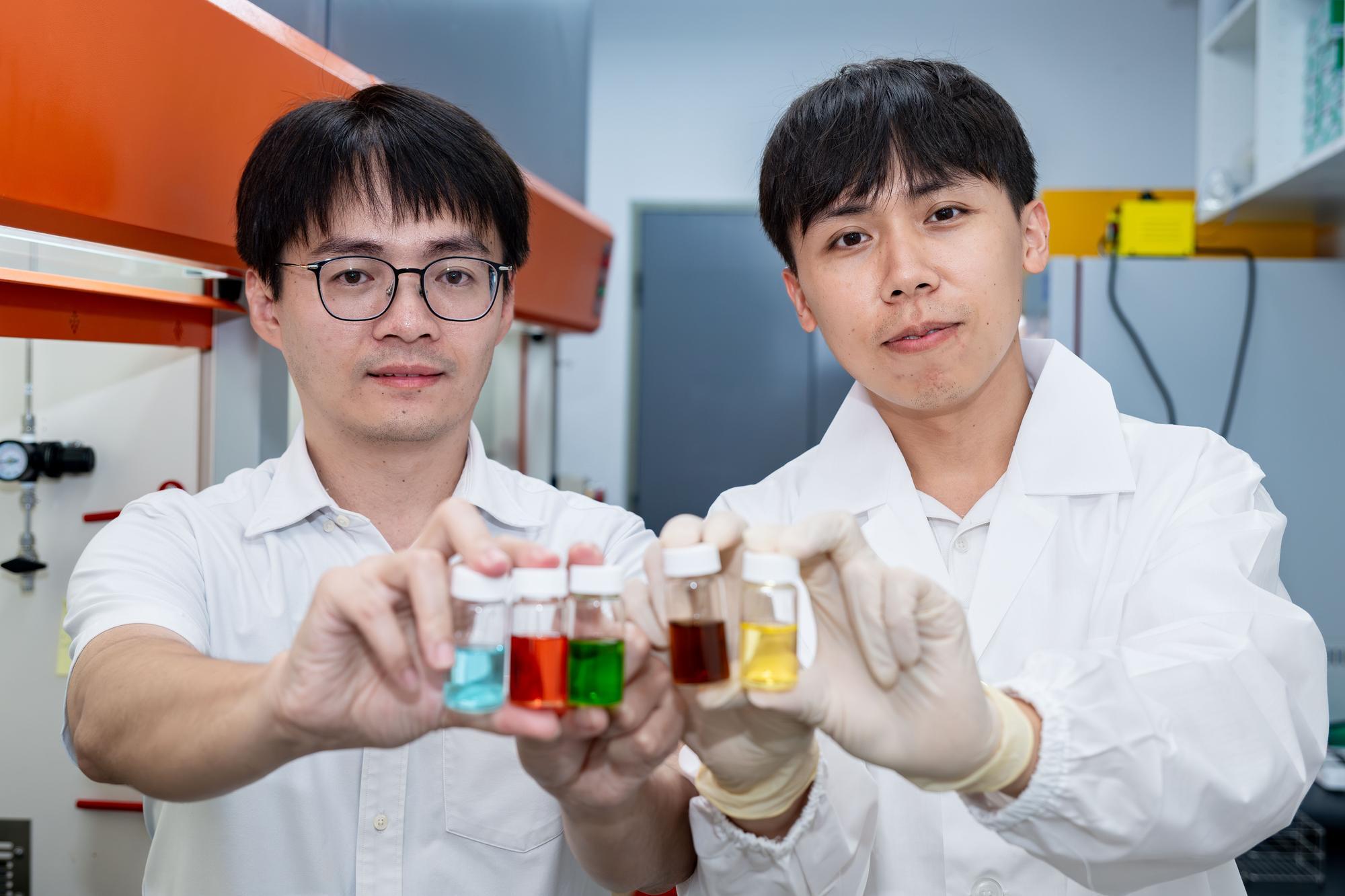 Tung-Han Yang (楊東翰) (left) and doctoral student Zheng-Yu Wu (伍政宇) developed the technology for controlling the growth of high-entropy nanocrystals.