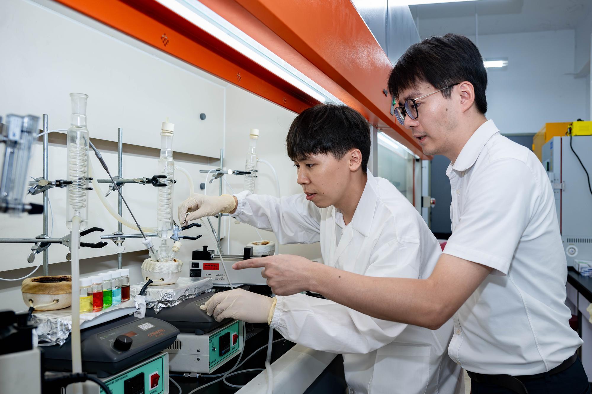 Tung-Han Yang (楊東翰) (right) and doctoral student Zheng-Yu Wu (伍政宇) developed the technology for controlling the growth of high-entropy nanocrystals.