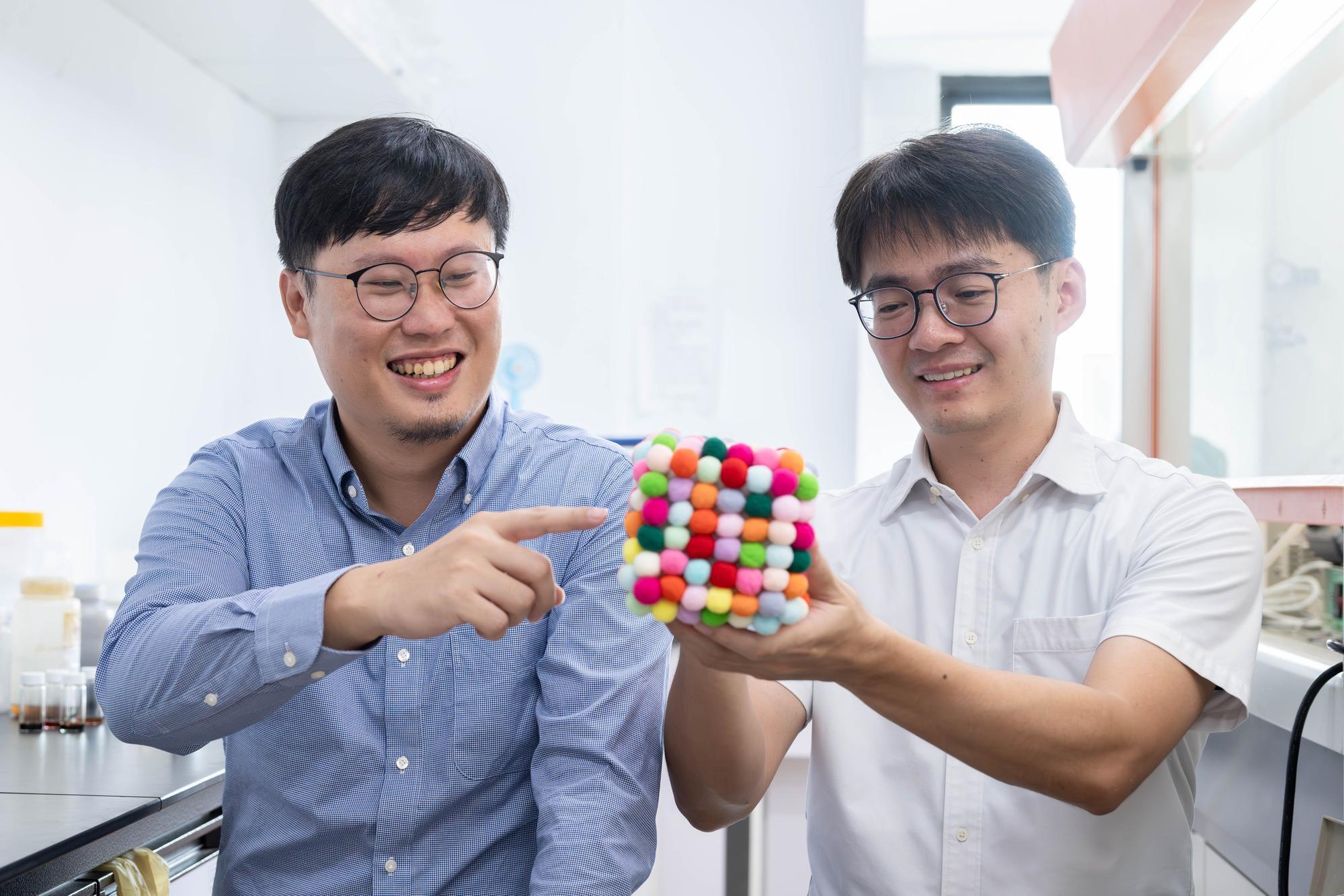 Tung-Han Yang (楊東翰) (right) and Kun-Han Lin (林昆翰) led a team in establishing the world's first database of high-entropy alloy nanocrystals.
