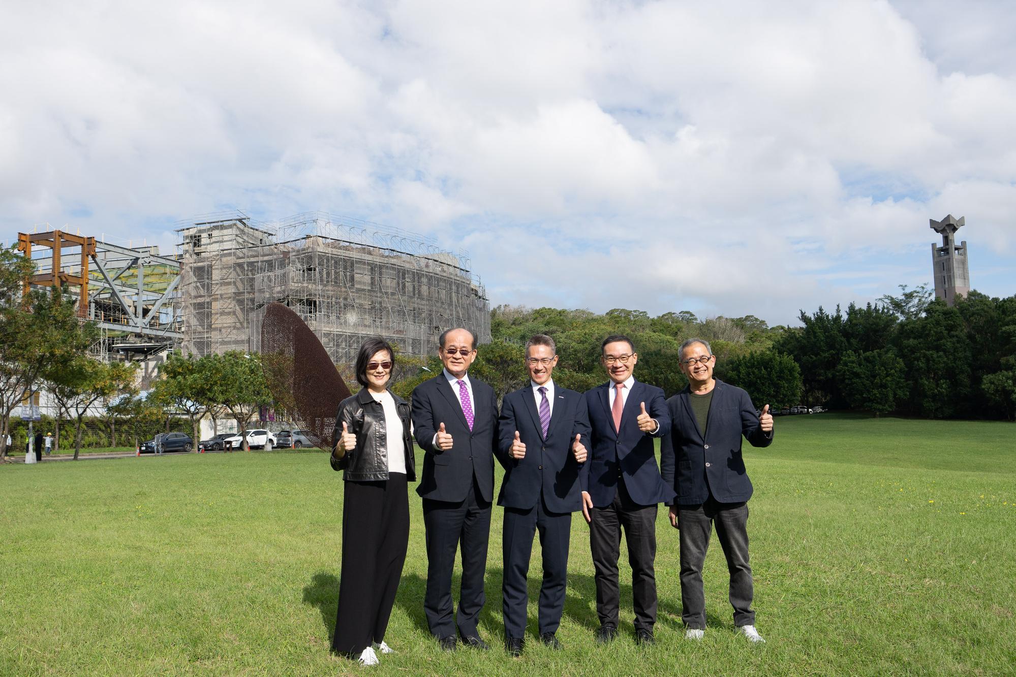 Attendees (left to right): College of Arts dean Fang-Yu Chang (張芳宇); Alumni Association president Eric Tsai (蔡進步); NTHU president W. John Kao (高為元); Tung Ho Steel chairman Chieh-Teng Ho (侯傑騰); and Architect Hsuyuan Kuo (郭旭原).