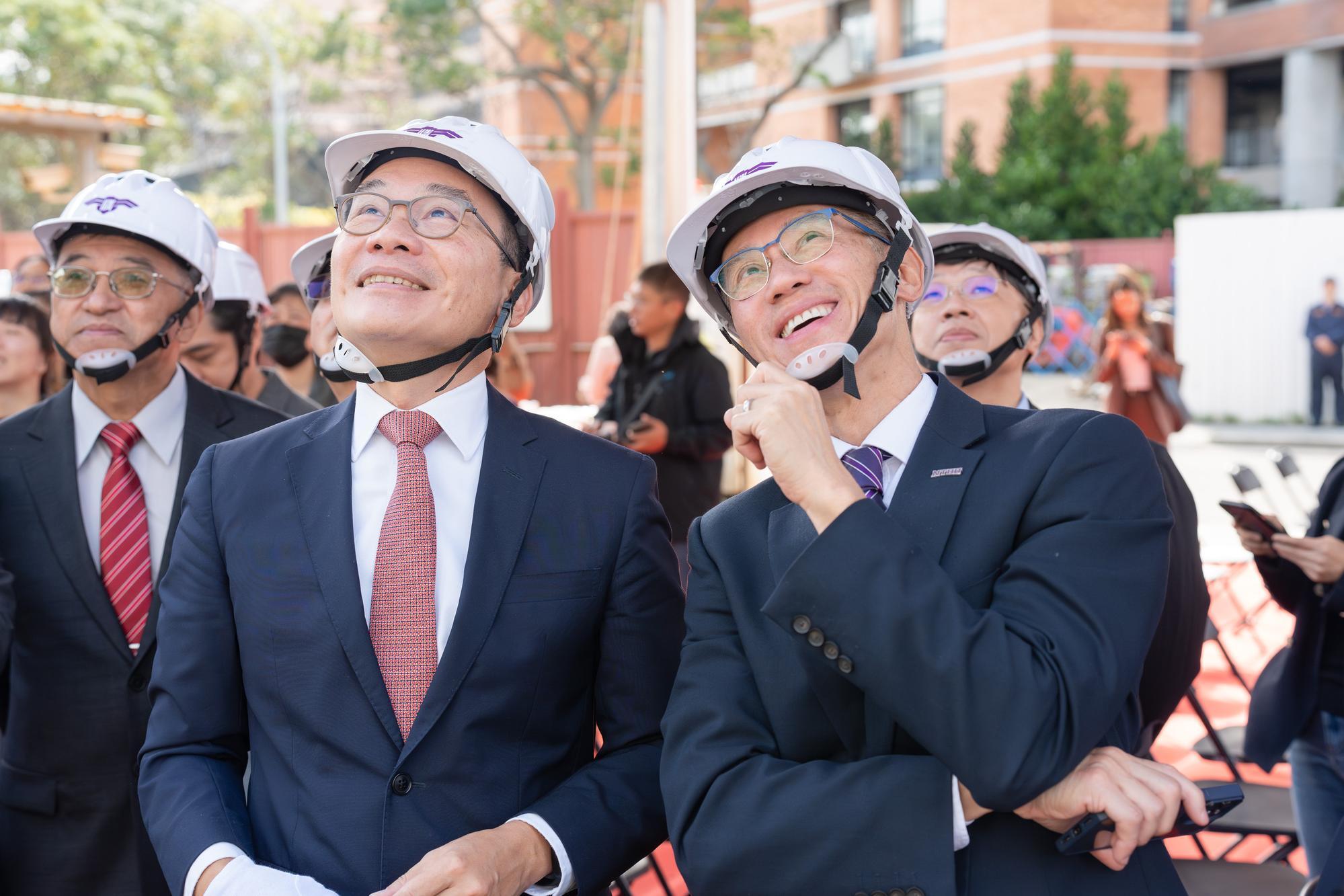 NTHU president W. John Kao (高為元) (right) and Tung Ho Steel chairman Chieh-Teng Ho (侯傑騰) watch the raising of the beam.