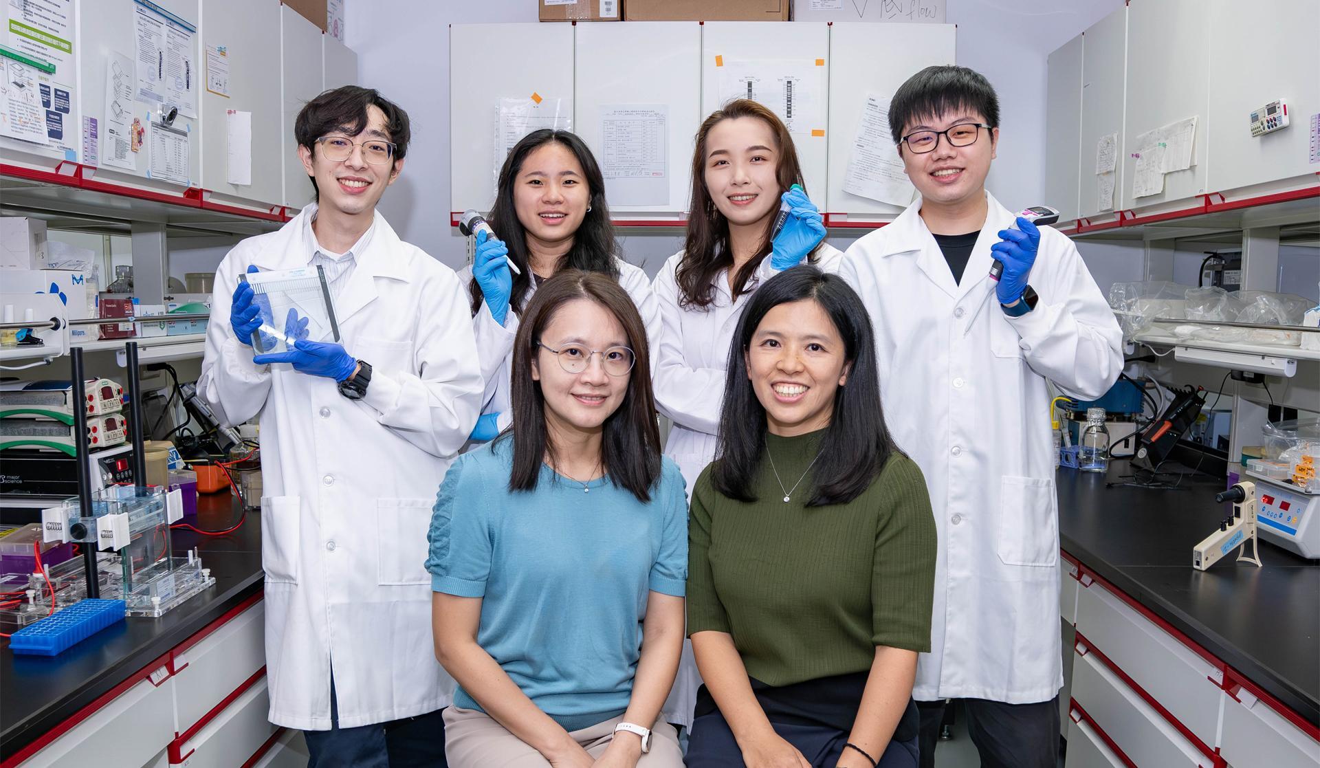 An NTHU research team led by Kai-Ti Lin (林愷悌) (front right) and Hui-Chun Cheng (鄭惠春) (front left) has identified the mechanism behind the proliferation of cancer cells.