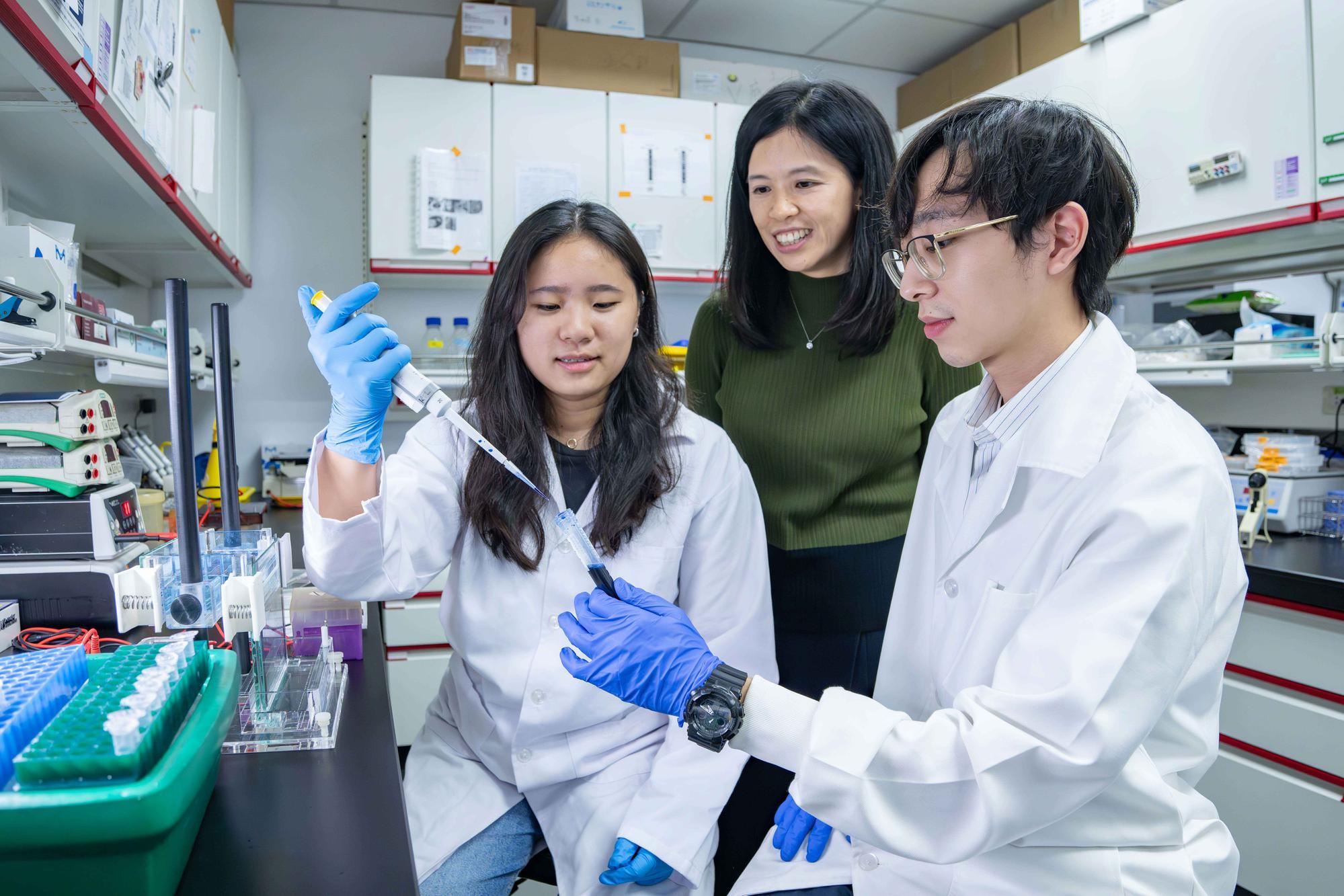 Kai-Ti Lin (林愷悌) (center) guiding Ph.D. student Zhong-Liang Wang (王重良) (right) and M.A. student Ming-Zhen Zou (鄒明蓁) in conducting an experiment at NTHU on proteins and the metabolic mechanism of cancer cells.