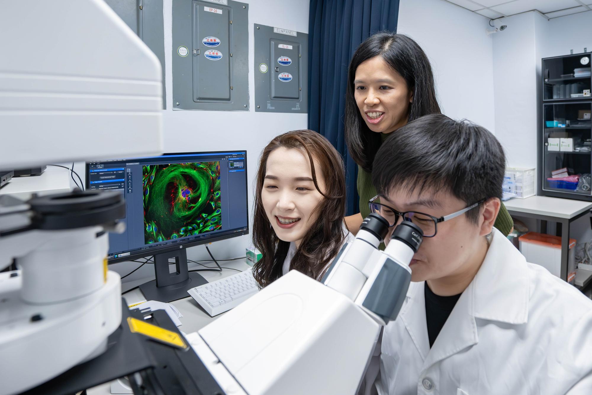 Kai-Ti Lin (林愷悌) (center) guiding Ph.D. student Bo-Cheng Jian (簡柏丞) (right) and M.A. graduate Rong-Xuan Wang (王榕萱) in using a confocal microscope to observe the transformation of cancer cells.