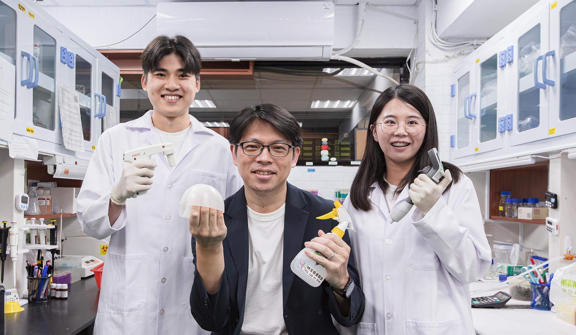 Lin (林玉俊) (center) of NTHU's Institute of Molecular Medicine led a research team consisting of research assistant Shiau-Chi Chen (陳筱奇) (right) and master's student Neng-Jie Zeng (曾能杰) (left) to develop the 