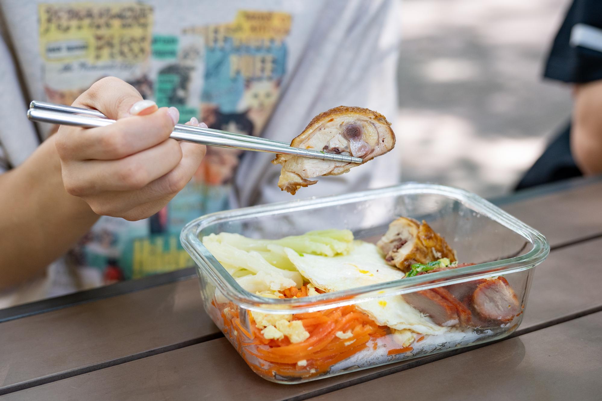 NTHU encourages students to bring their own tableware and provides each freshman with a reusable, eco-friendly set, which includes chopsticks and a spoon.