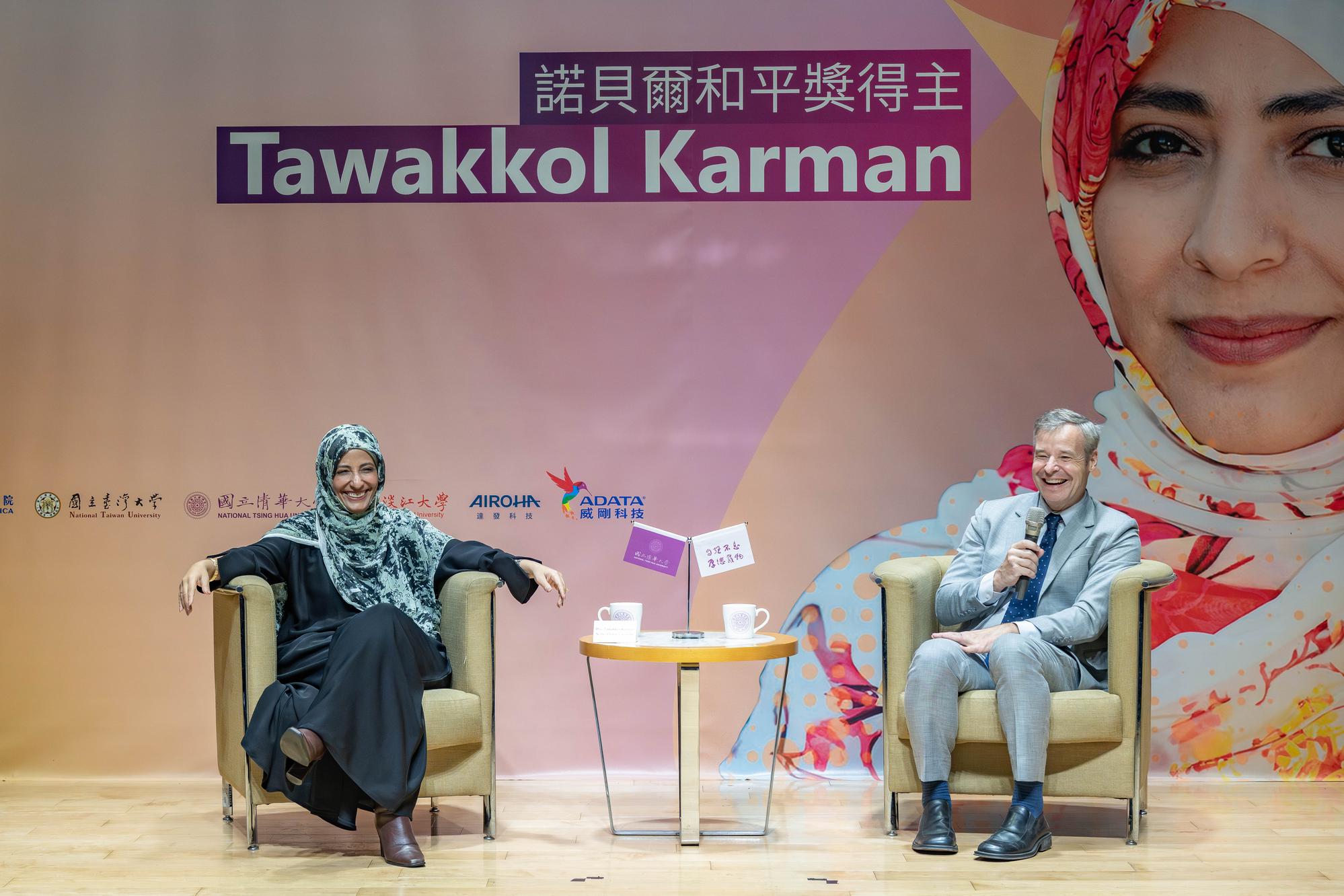 Tawakkol Karman (left) with moderator Professor Douglas Edward Skonicki (侯道儒), chair of the Department of Chinese Literature.