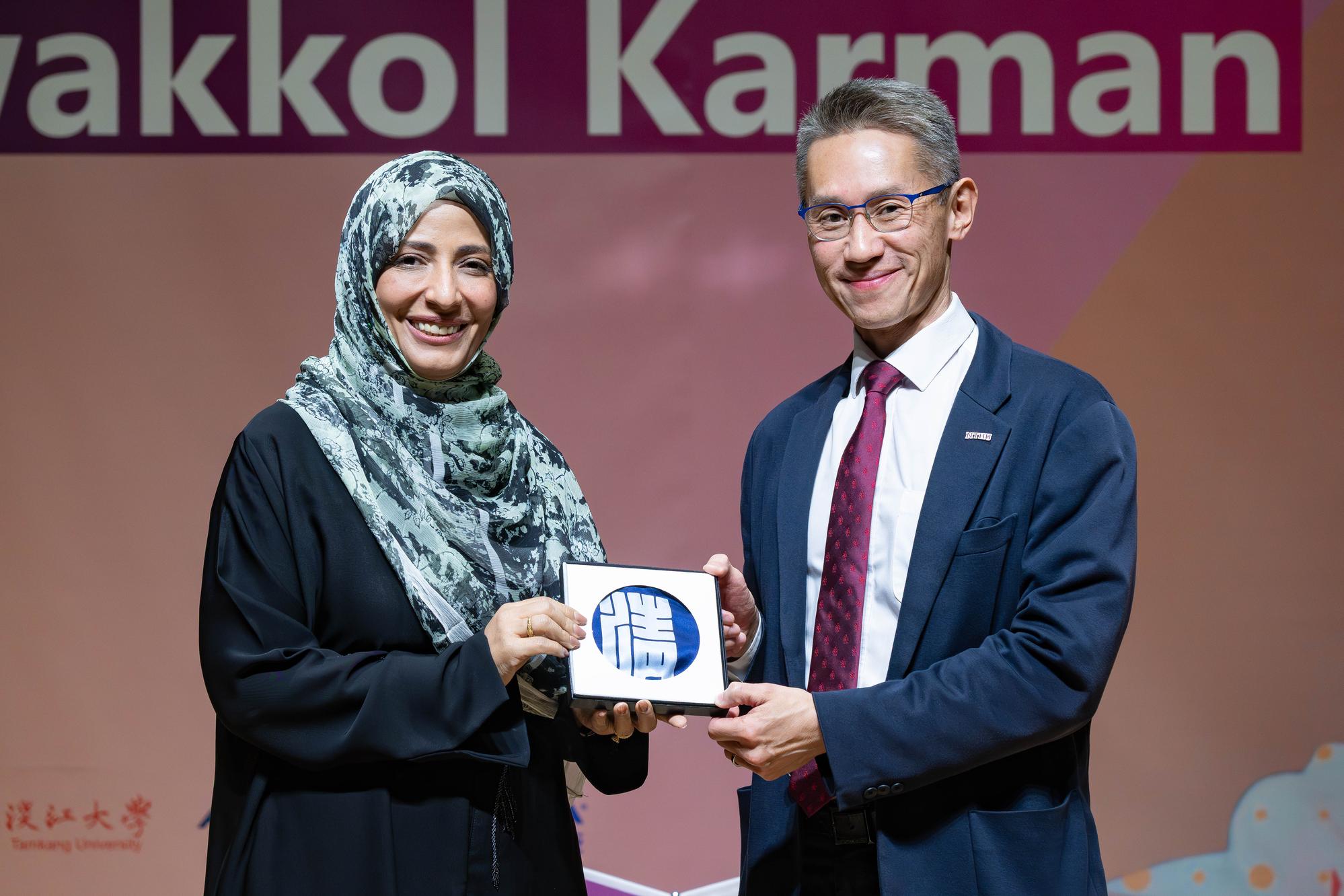 NTHU President W. John Kao (高為元, right) presents a commemorative gift to Nobel Peace Prize laureate Tawakkol Karman.