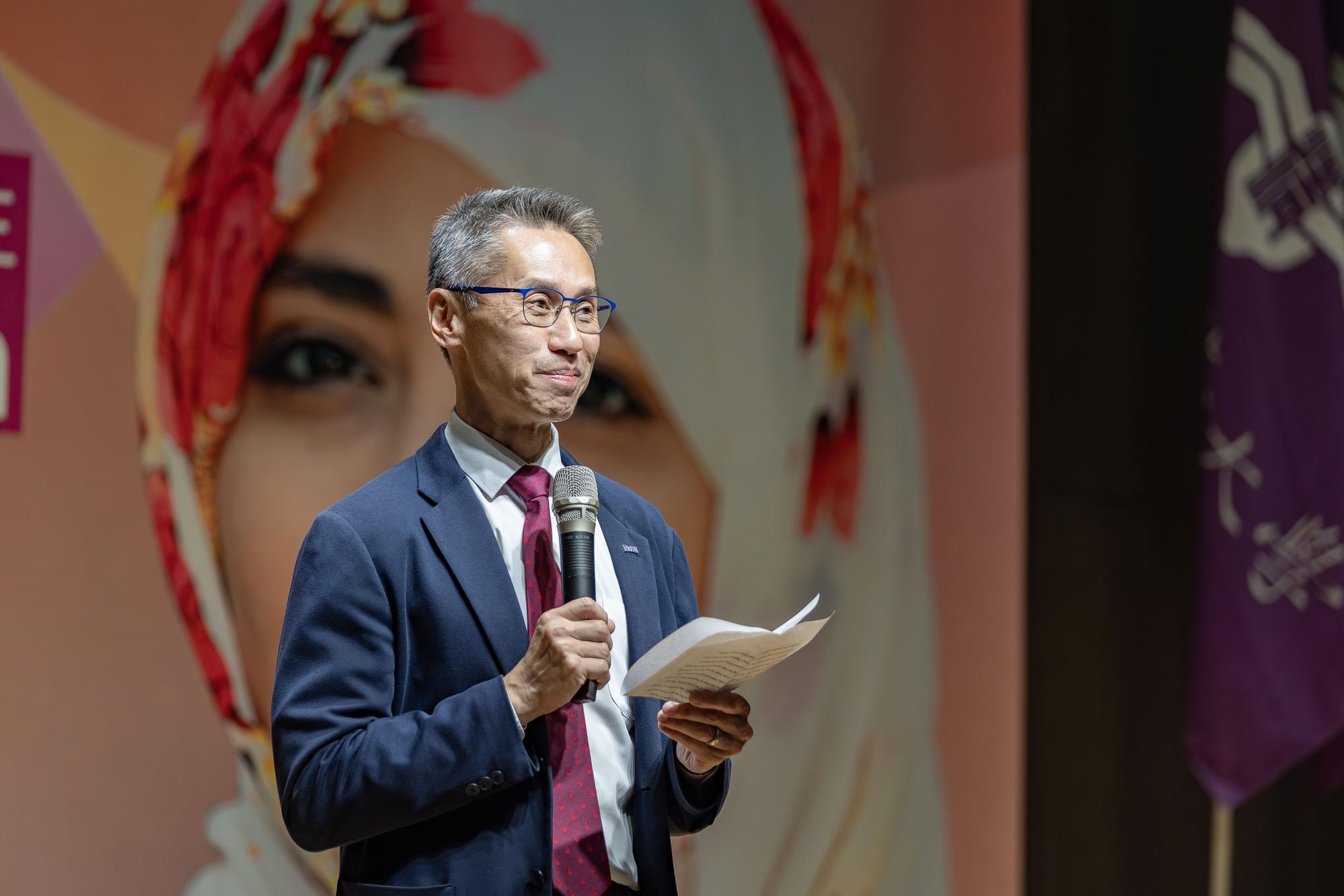 NTHU President W. John Kao delivers opening remarks for the series.