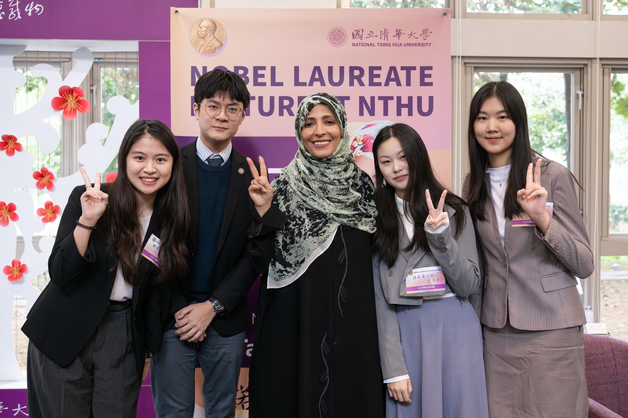 Tawakkol Karman (center) with NTHU students, including Yu-Ting Chiang (江瑜庭, far left), a third-year student in the College of Technology Management.