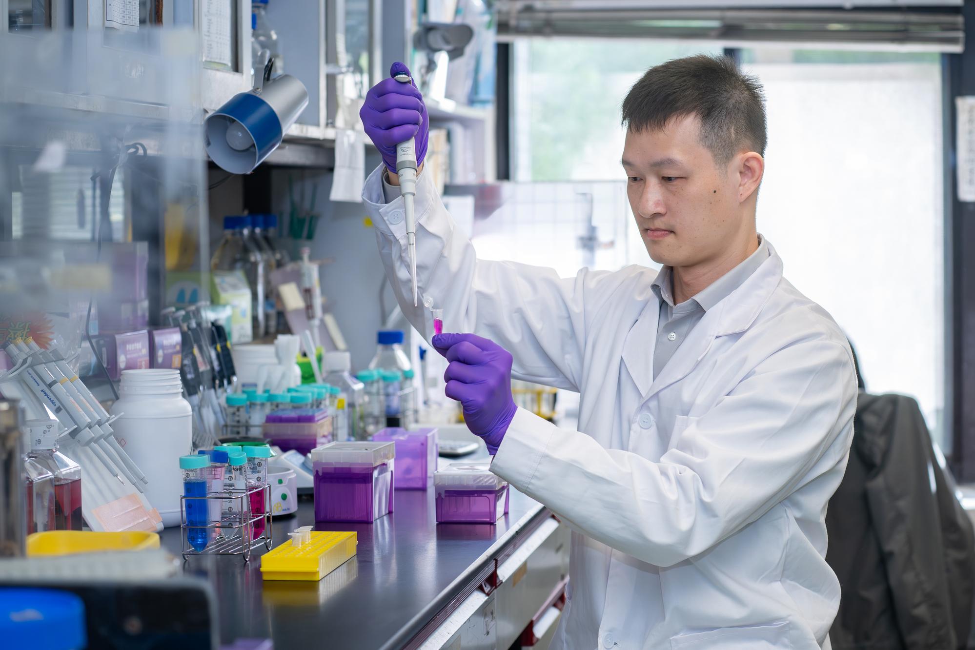 First author and postdoctoral researcher Tsan-Jan Chen (陳粲然) is the first scholar in Taiwan to earn a double PhD degree from National Tsing Hua University and Osaka University, highlighting NTHU's long-term commitment to, and success in, cultivating interdisciplinary research talent who collaborate internationally.