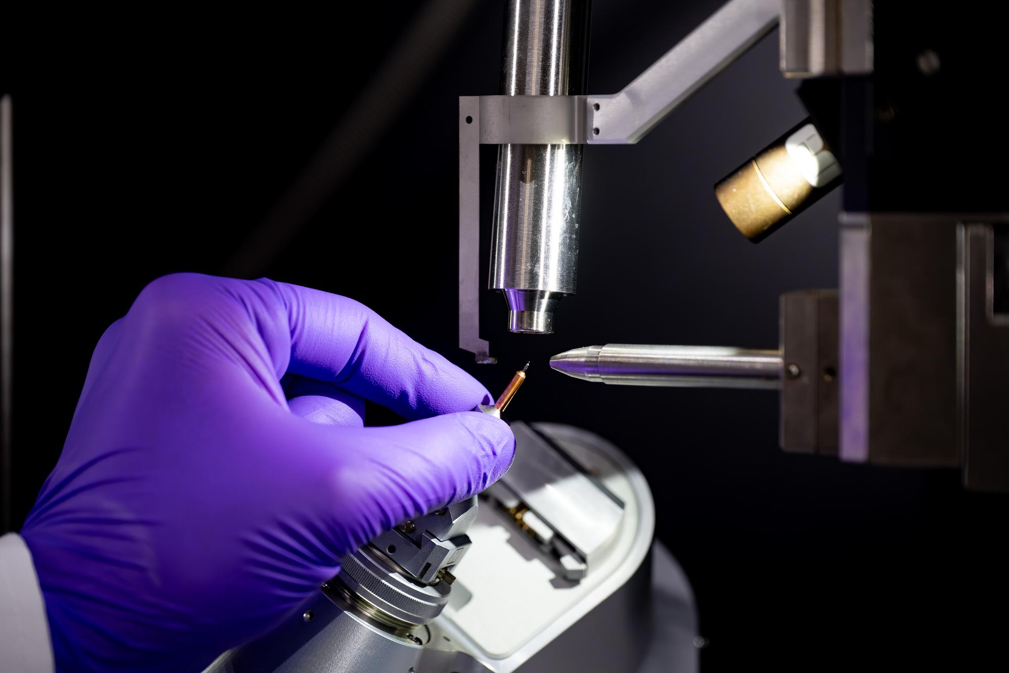 Using protein crystallography, the NTHU research team successfully resolved the three-dimensional structure of PKM2 bound to GSH, revealing the dual nature of antioxidants in cancer cells.