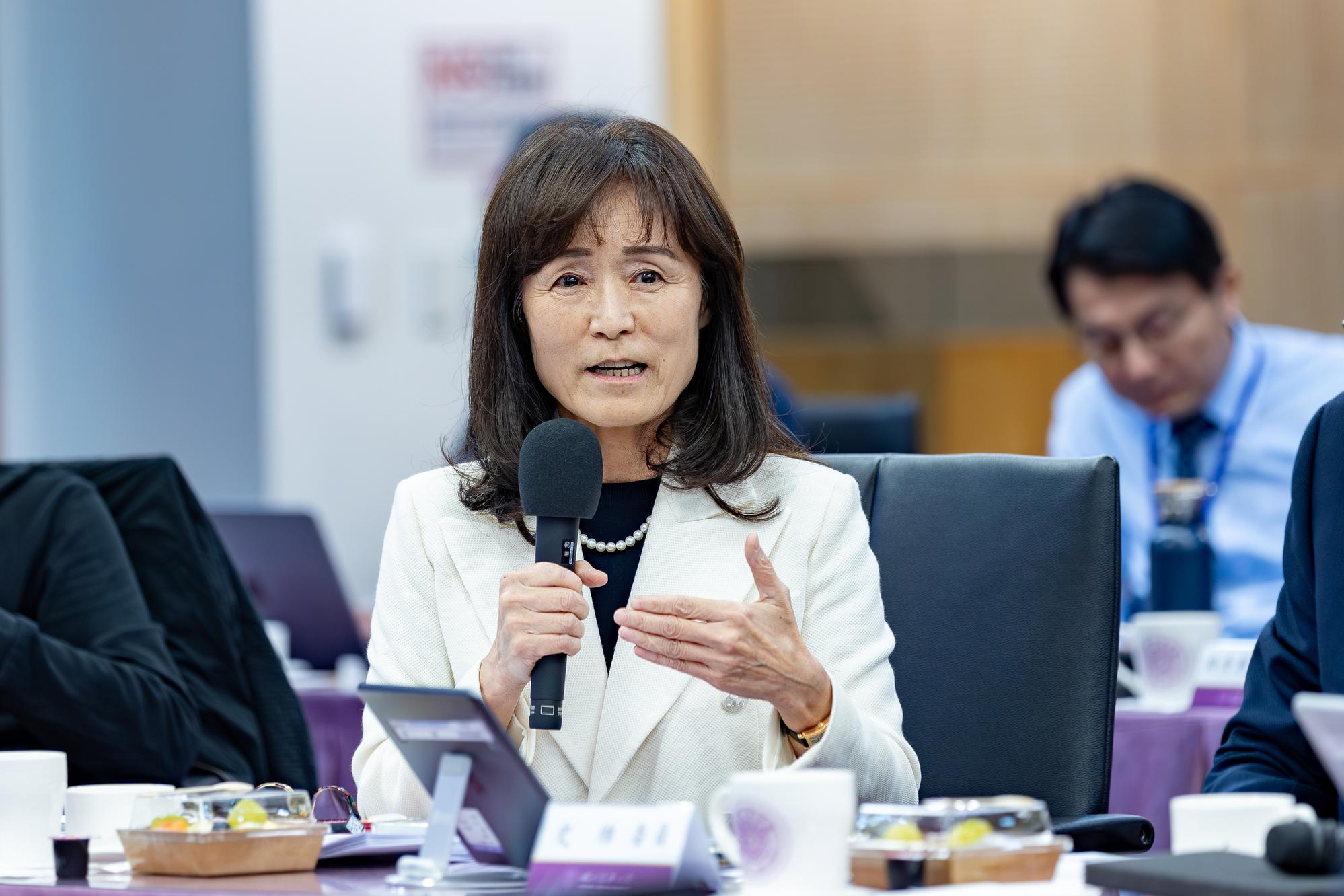 Huey-Jen Jenny Su speaks at the meeting.