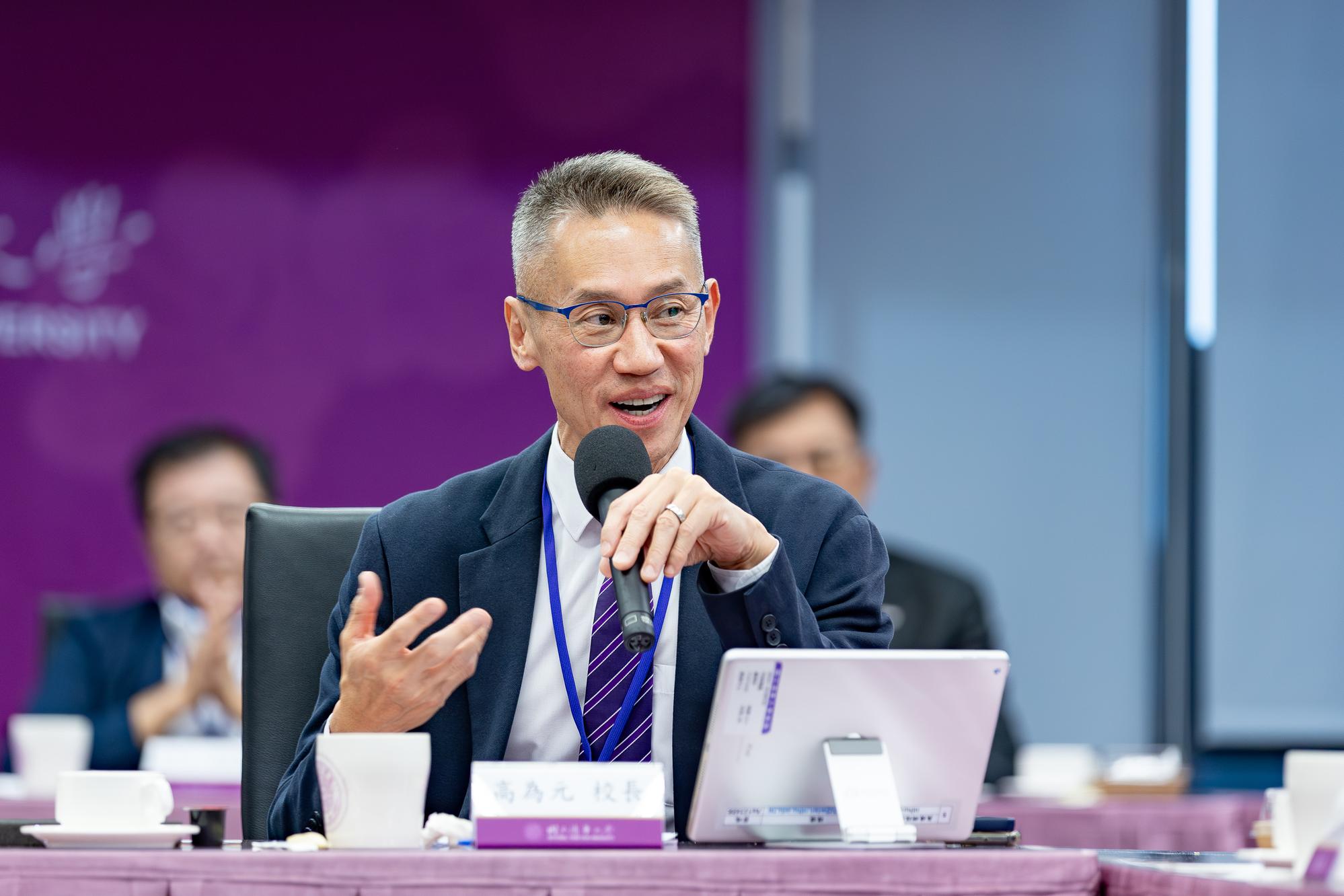 President Kao thanks committee members for their input on university development.