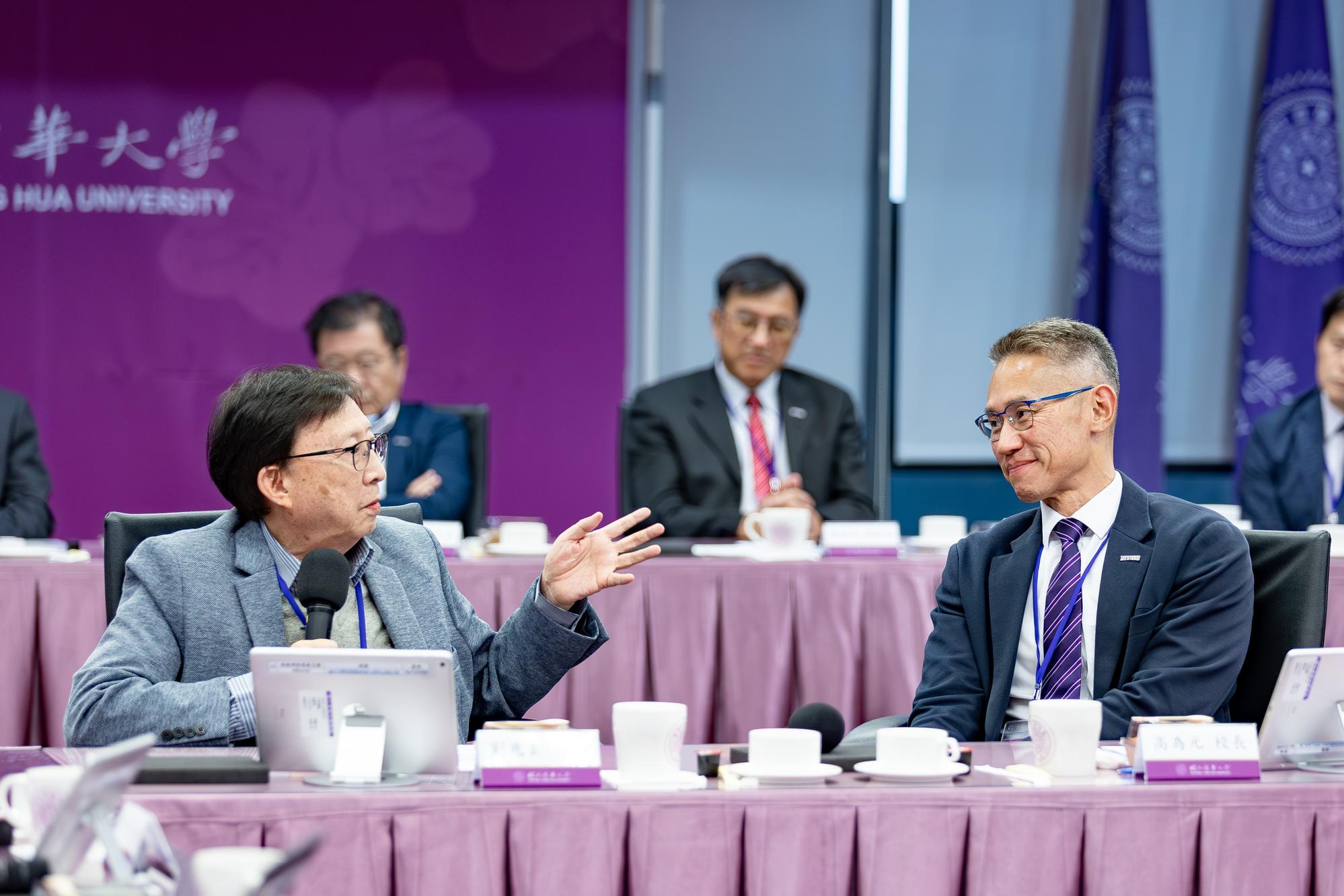 NTHU President W. John Kao (right) discusses university development with convener Chao-Shiuan Liu.