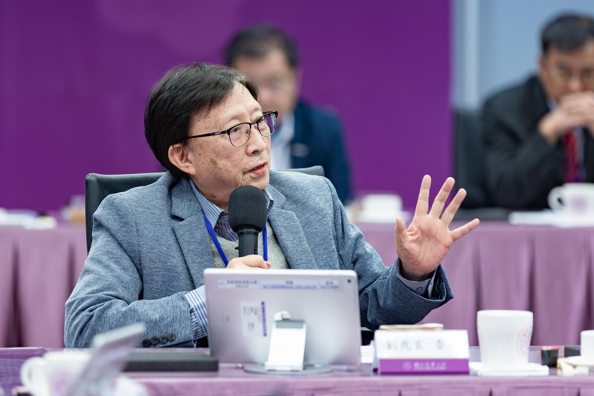 Chao-Shiuan Liu speaks at the meeting.