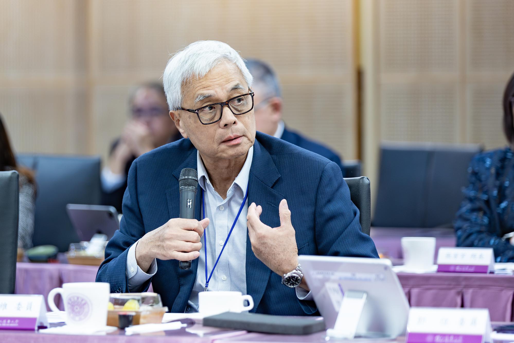 Wei Shyy speaks at the meeting.