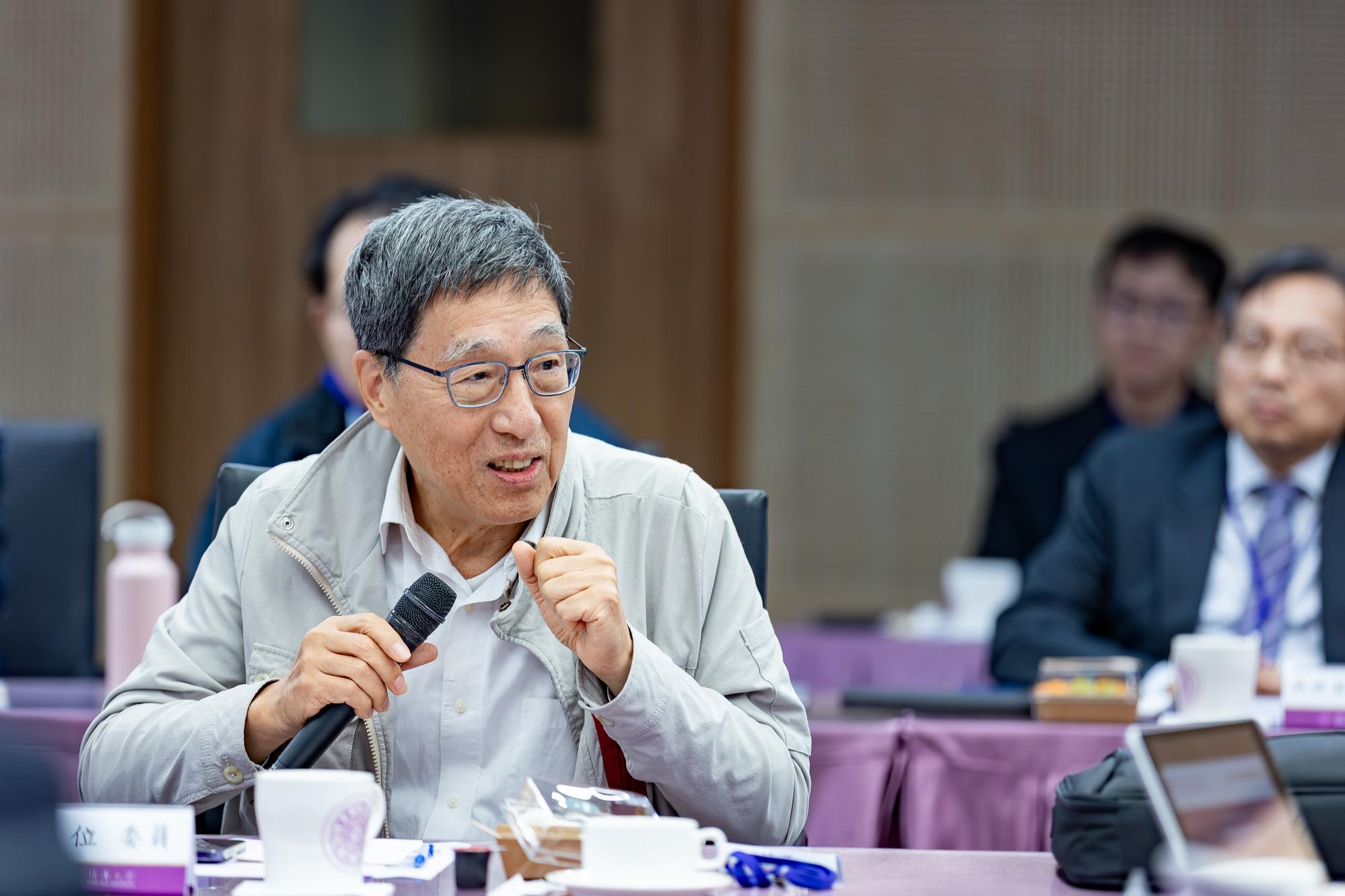 Way Kuo speaks at the meeting.