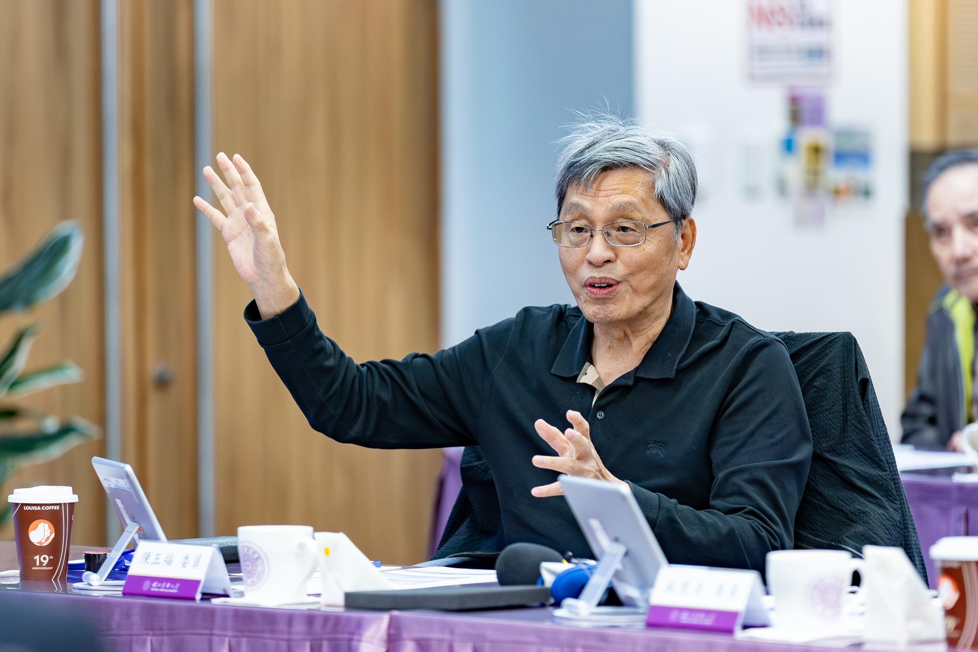 Wu-Fu Chen speaks at the meeting.