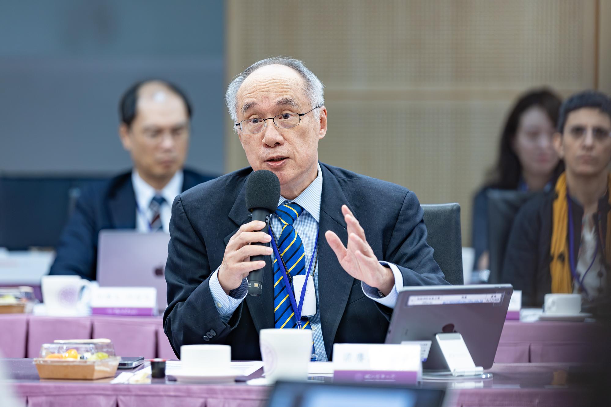Kung-Yee Liang speaks at the meeting.