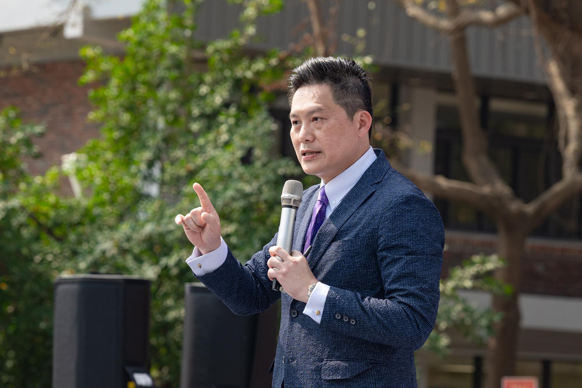 NTHU Vice President Yen Ta-Jen delivered a presentation introducing the Inter-University Research and Education Park for Key National Fields — NTHU Kaohsiung Campus.