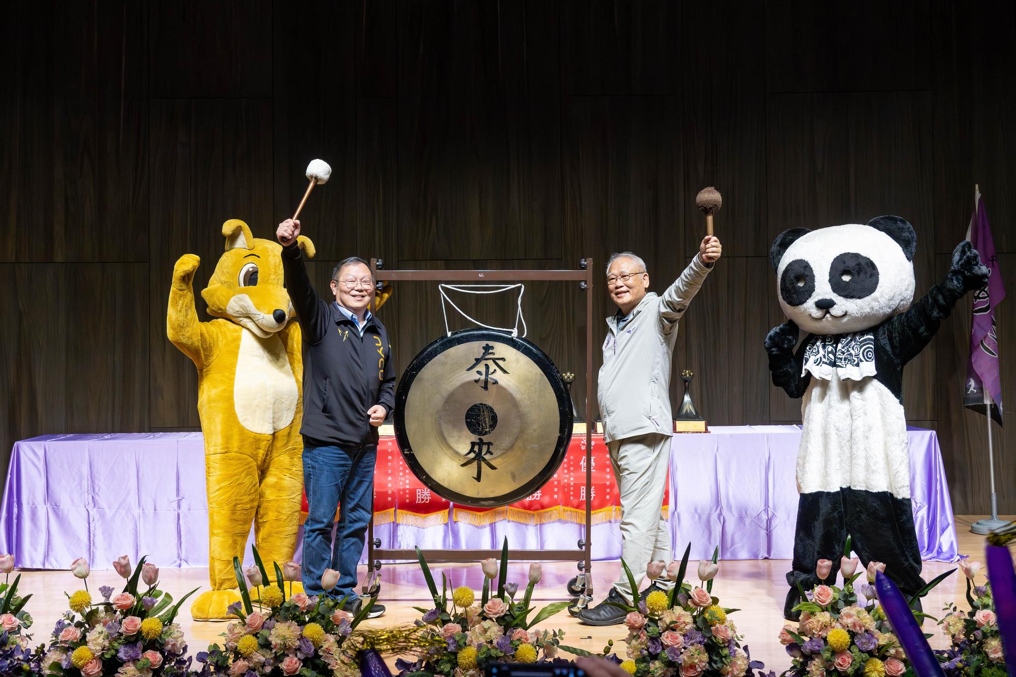 The 58th Mei-Chu Games officially kicked off today with a grand opening ceremony. NTHU Vice President Nyan-Hwa Tai (right) and NYCU President Chi-Hung Lin marked the start of the Games with a ceremonial gong strike.