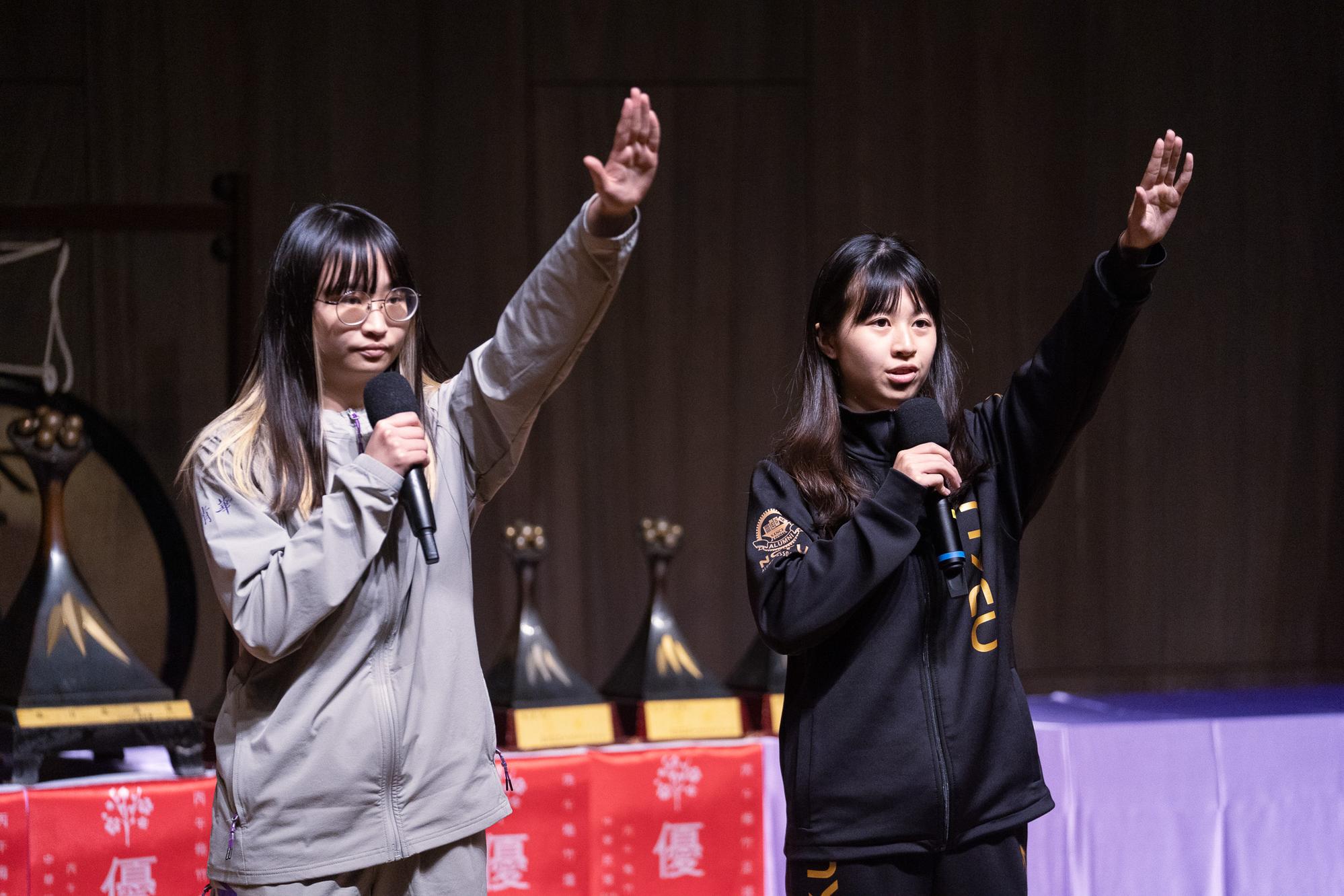 Hsiang-Ling Hsu (left) of the NTHU women's volleyball team and Chen-Yu Lin of the NYCU women's volleyball team delivered the athletes' oath on behalf of all participants.