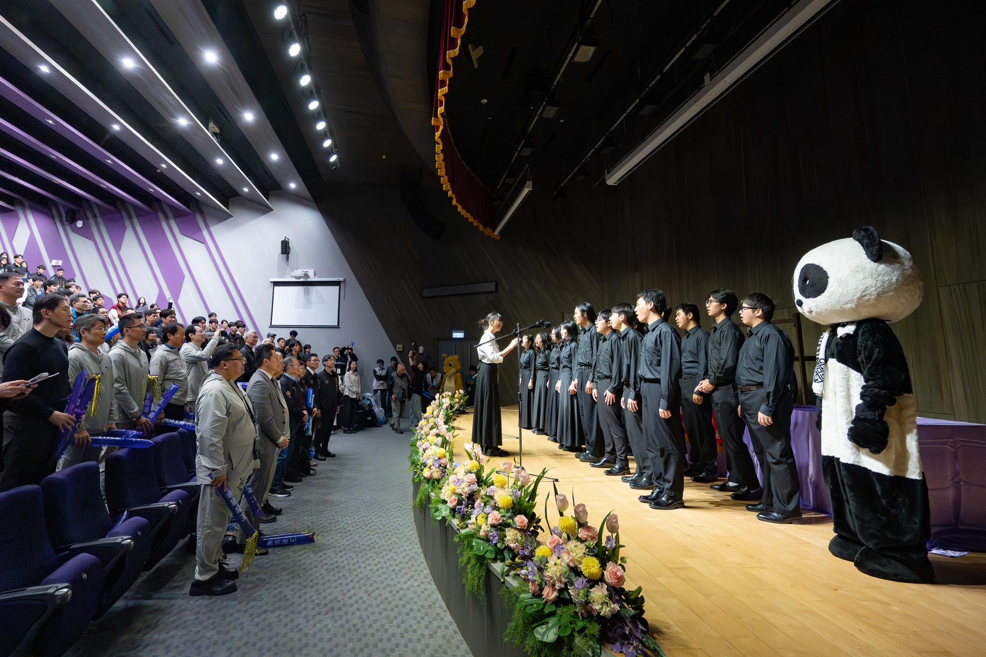 The NTHU Choir led faculty and students in singing the university anthem.