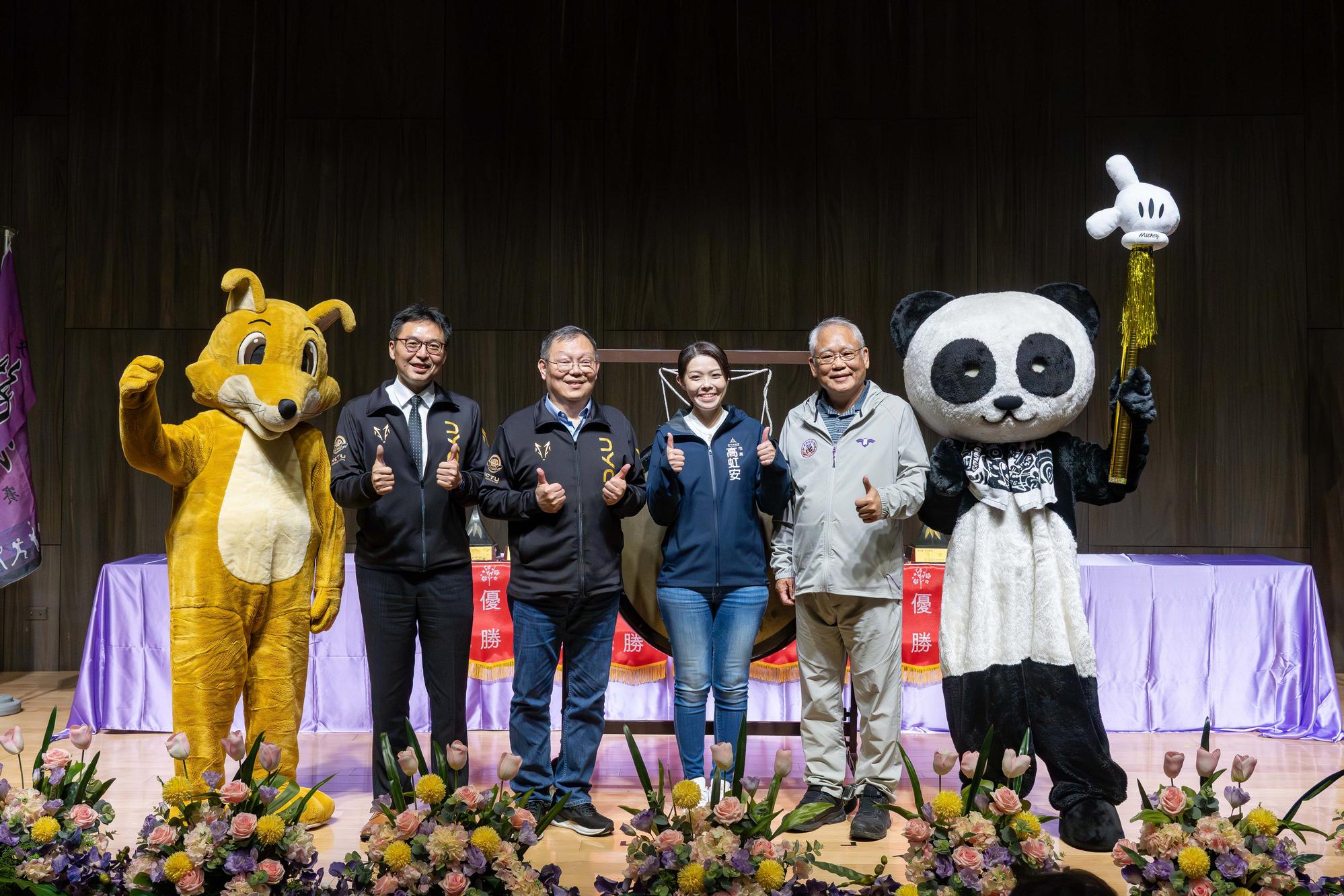 Now in its 58th year, the Mei-Chu Games welcomed many distinguished guests who came to show their support. From right: NTHU Vice President Nyan-Hwa Tai, Hsinchu City Mayor Hung-An Kao, NYCU President Chi-Hung Lin, and Legislator Yu-Hsiang Hung.