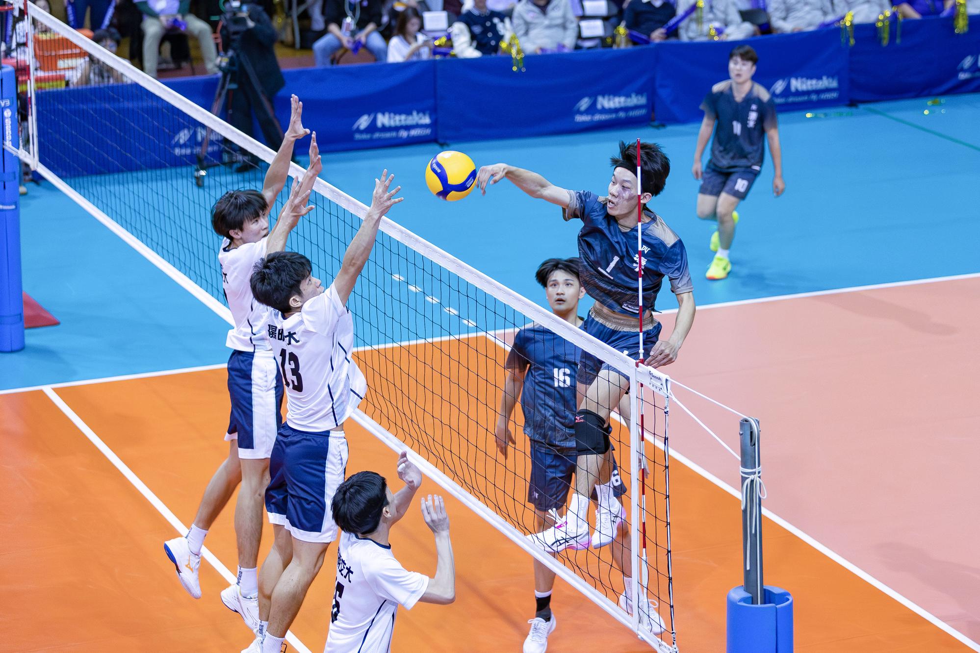 The NTHU men's volleyball team earned a crucial fourth point, with No. 1 Nai-Yuan Liang's powerful spikes breaking through the opponent's defense.