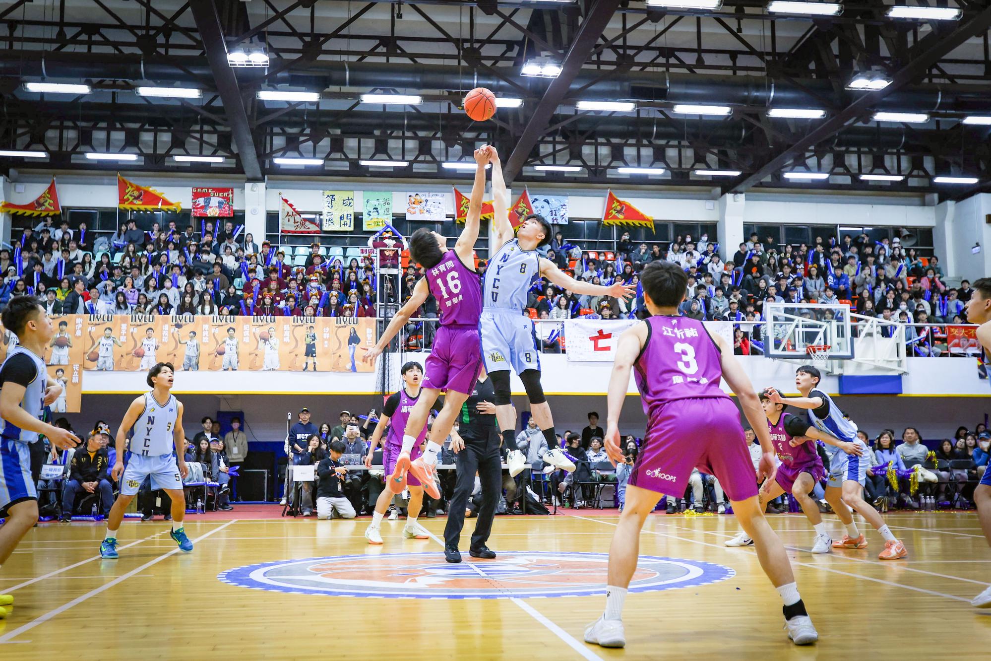 The men's basketball game, which took place on the evening of March 7, featured intense on-court competition and continuous cheers from the crowd.