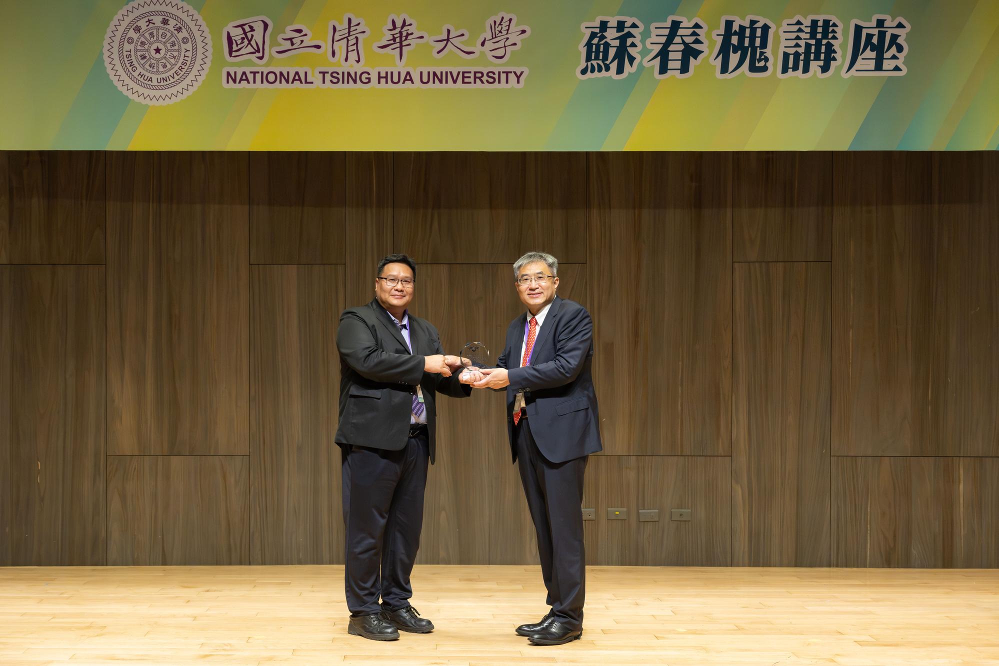 NTHU Secretary-General Hong-Lin Chan (left) presented a commemorative plaque on behalf of the university to Chen-chou Tsai, Chairman of Sinho Investment Management Consulting Co., Ltd., and host of the Su Chun-hwai Lecture.