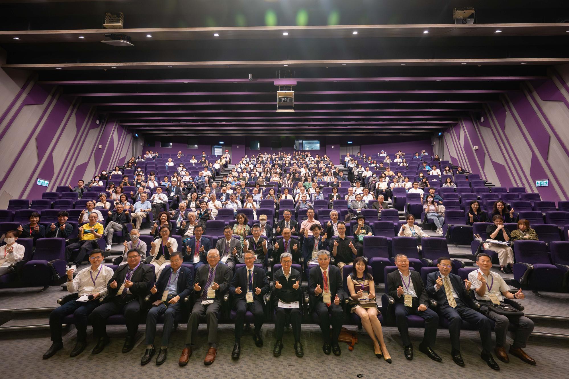 NTHU held the Su Chun-hwai Lecture on April 13, inviting former Vice President Chien-Jen Chen to speak on leadership. The lecture attracted a large audience of faculty, students, and members of the public.