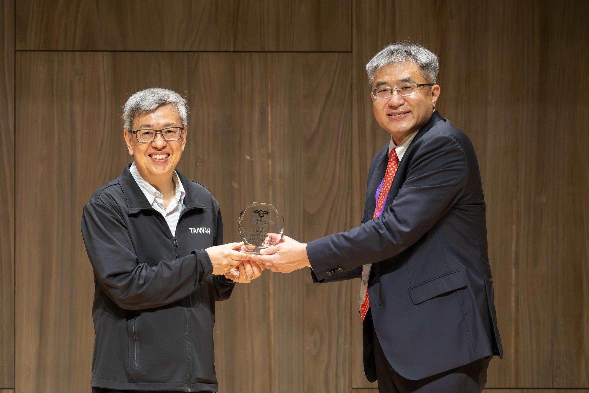 Chen-chou Tsai, Chairman of Sinho Investment Management Consulting Co., Ltd., presented a commemorative plaque to former Vice President Chien-Jen Chen.