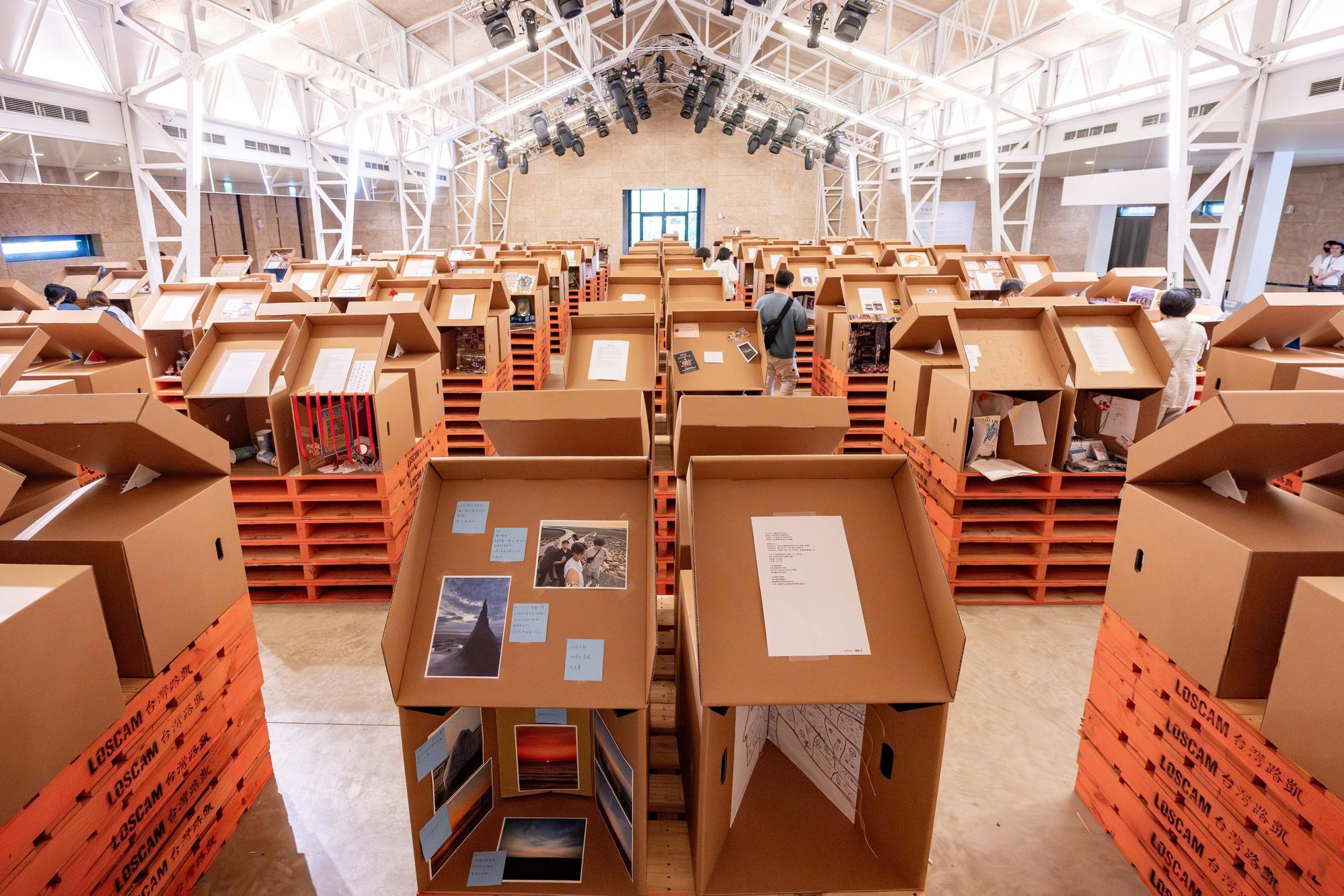 Installation view of “Waiting for the Wind: The Boxes of Memories” in Hsinchu at WIND Livehouse.