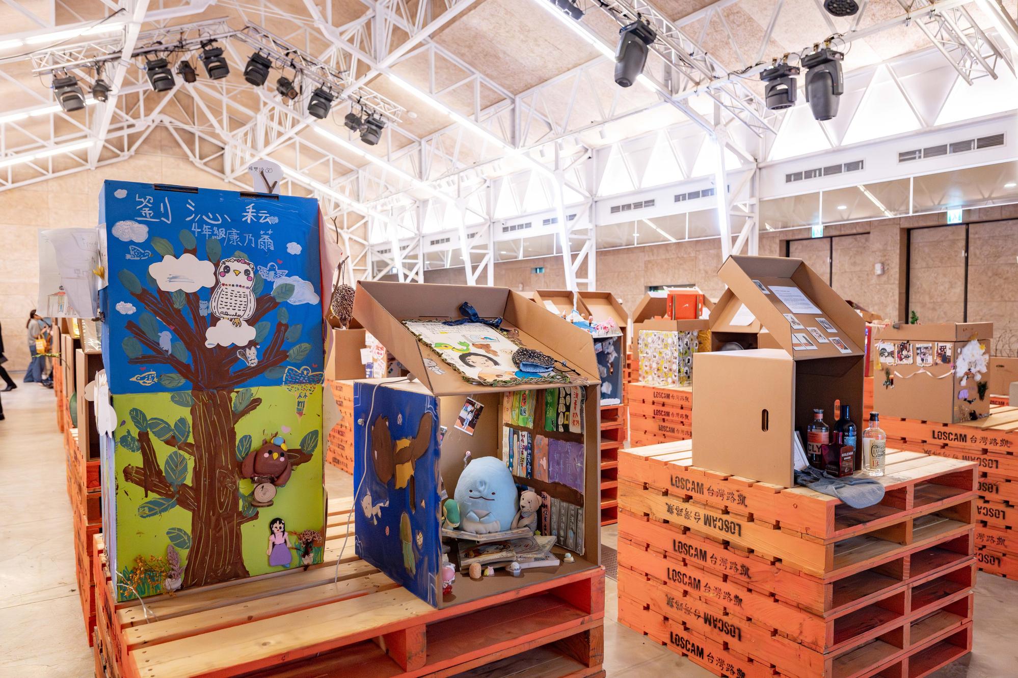 Installation view of “Waiting for the Wind: The Boxes of Memories” in Hsinchu at WIND Livehouse.