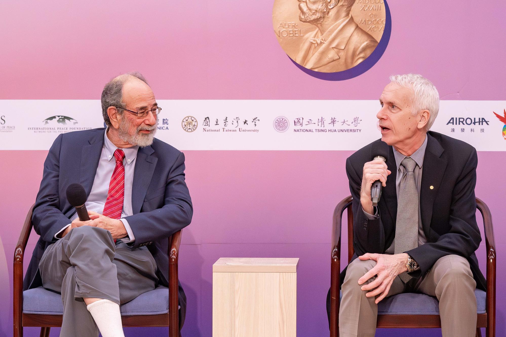 NTHU hosted the “Nobel Laureate Lectures at NTHU” program, featuring Alvin E. Roth (left), recipient of the 2012 Nobel Prize in Economic Sciences, and Brian K. Kobilka, recipient of the 2012 Nobel Prize in Chemistry, in a joint dialogue.