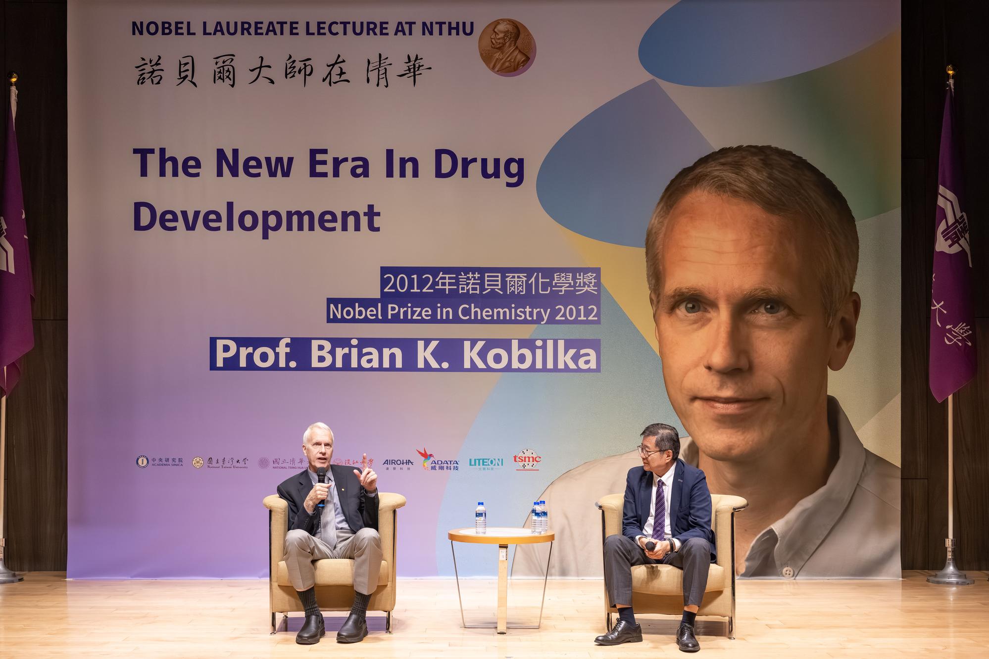 Professor Brian K. Kobilka (left) delivered his lecture on April 21, which was moderated by Vice President Ping-Chiang Lyu.