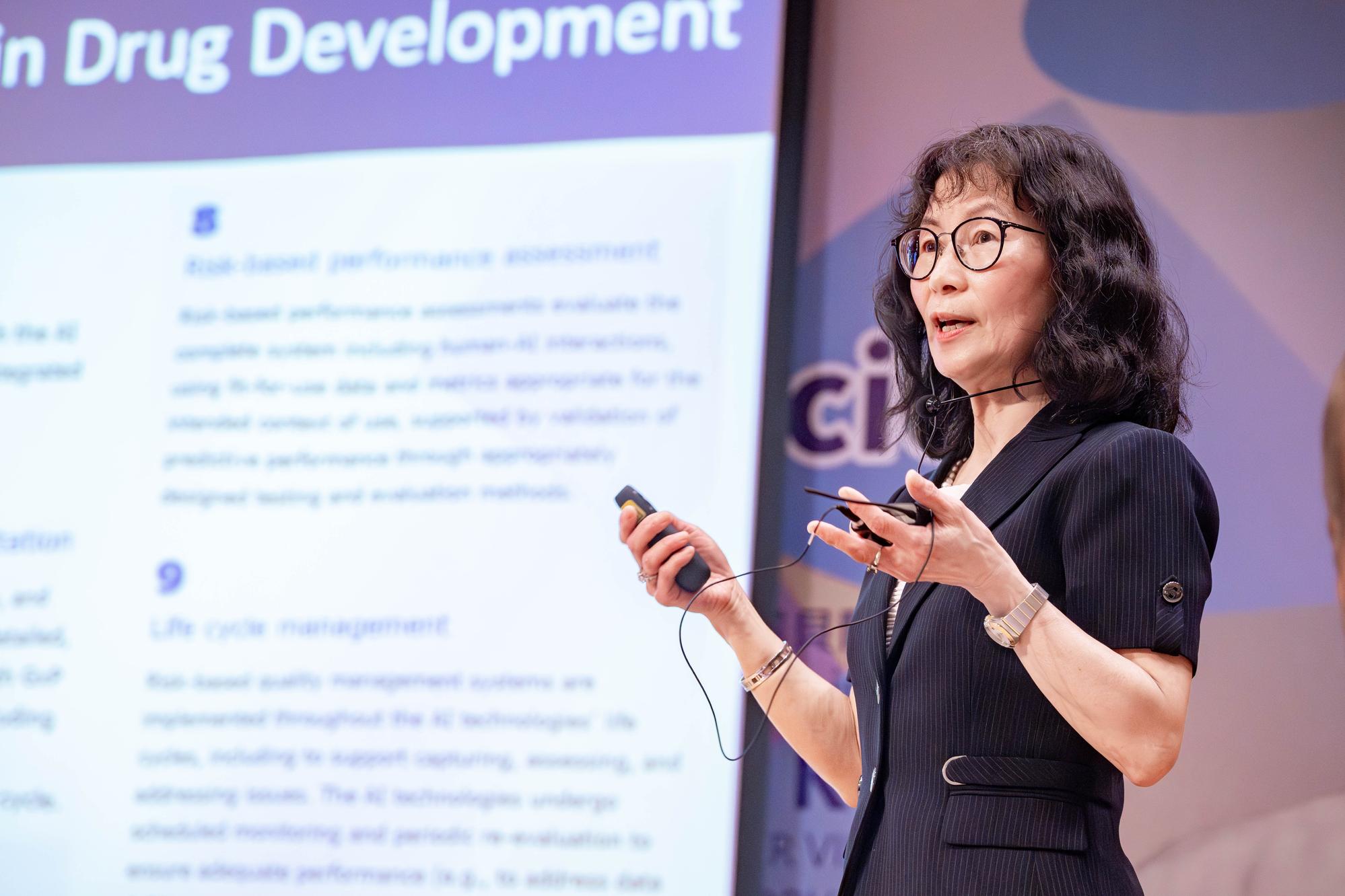 Dr. Yiu-Lian Fong, distinguished alumna of NTHU's College of Life Sciences and Medicine and Senior Scientific and Corporate Strategy Advisor at MiRXES, delivered a keynote speech at the forum.